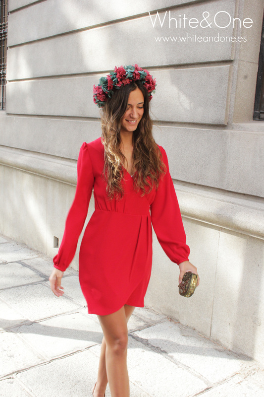 Vestido corto y liso rojo con corona de flores para boda