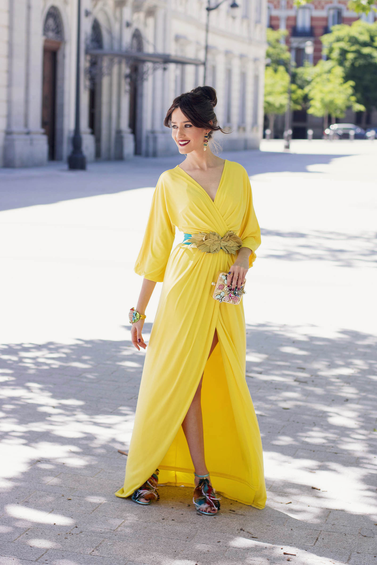 Vestido kimono amarillo sandalias plumas
