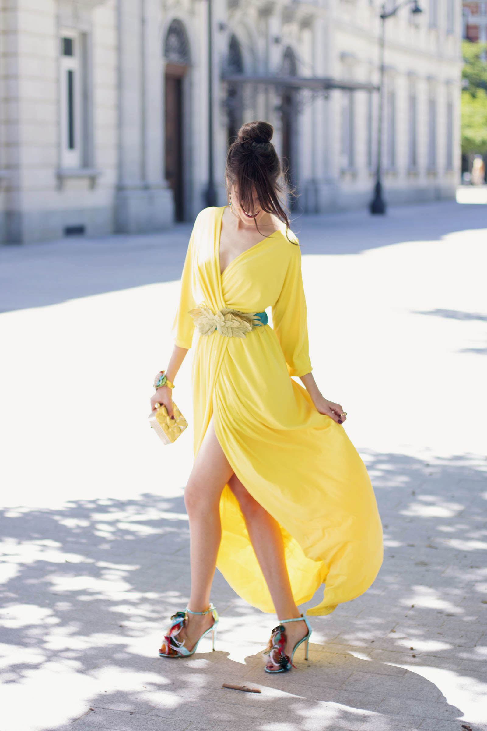 Vestido kimono amarillo sandalias plumas