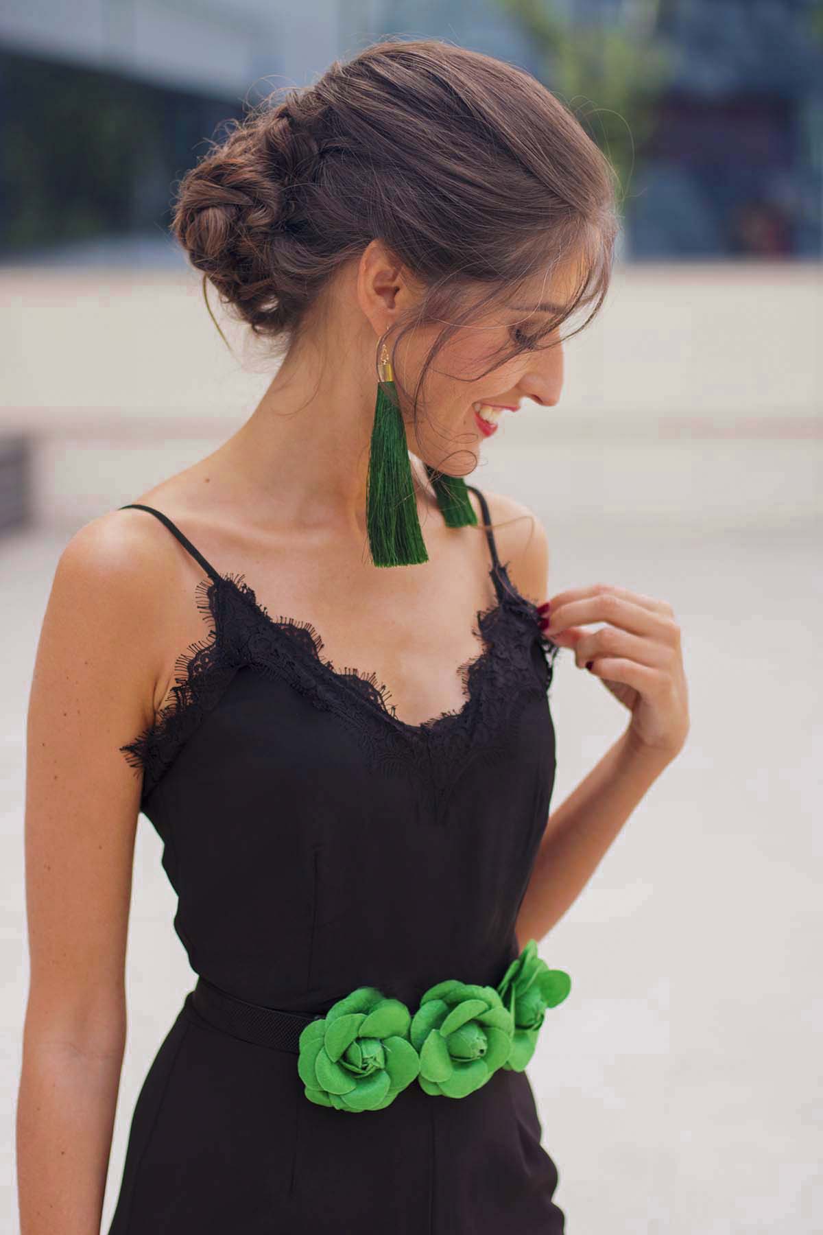 Invitada perfecta boda mono negro verde pendientes flecos cinturon flores