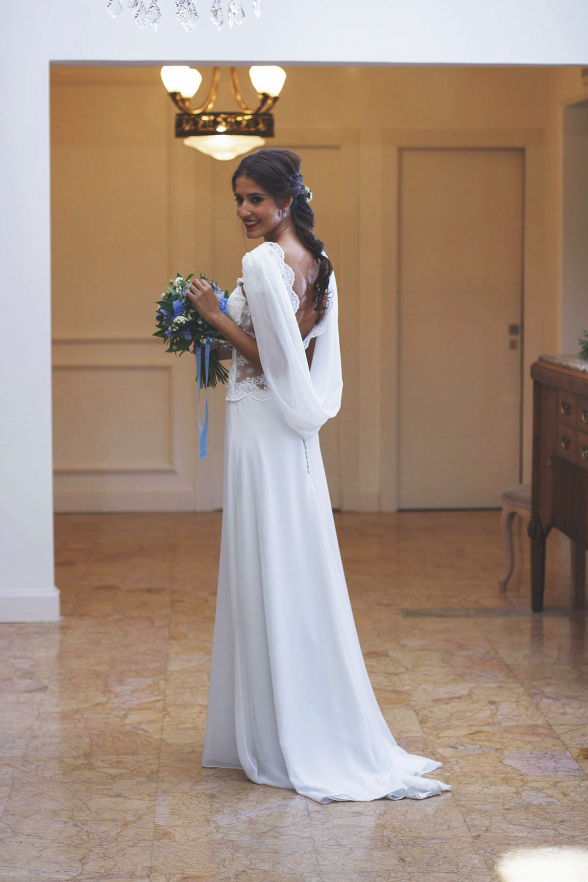 Vestido novia espalda encaje complementos azul