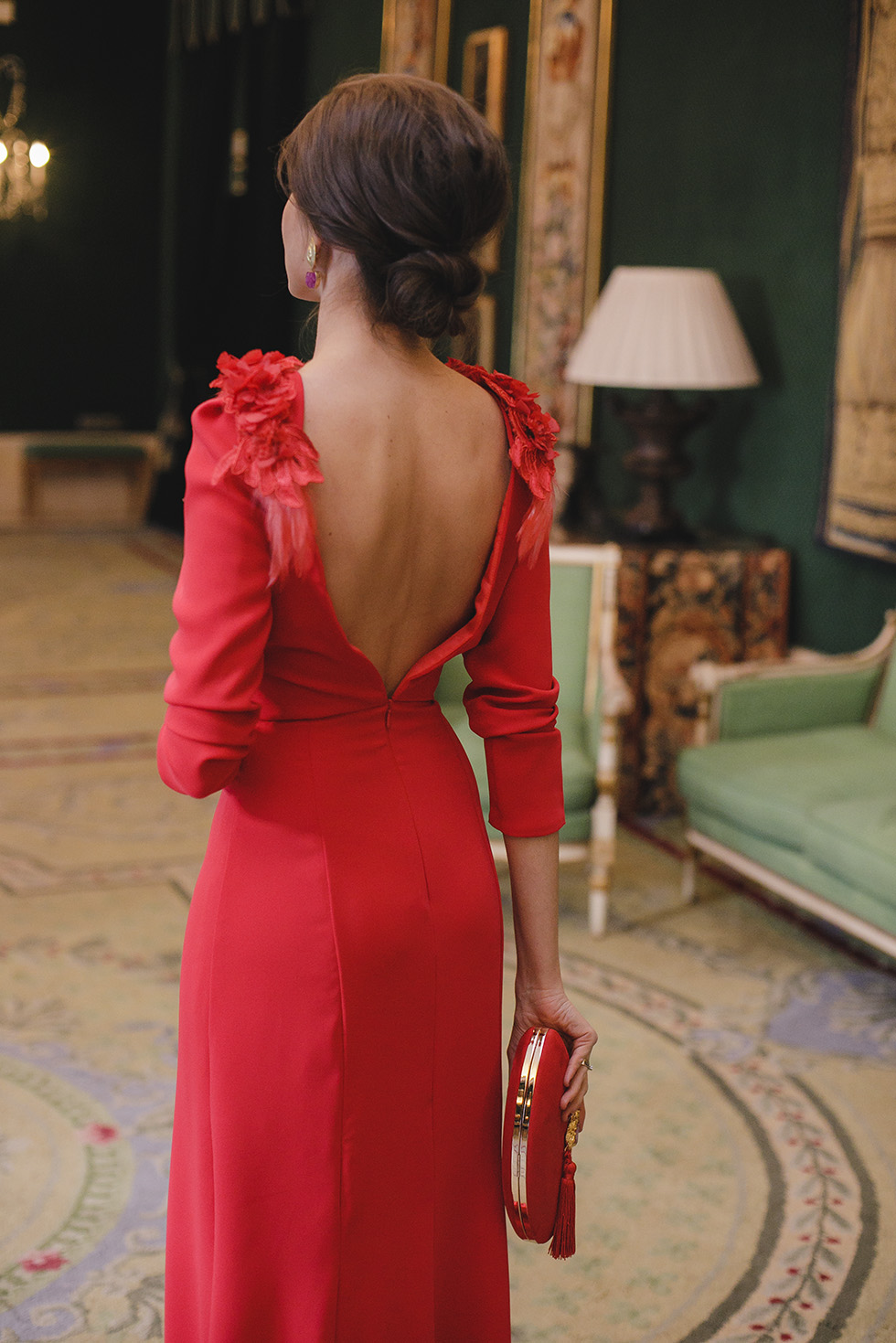 Look invitada boda noche vestido rojo largo espalda