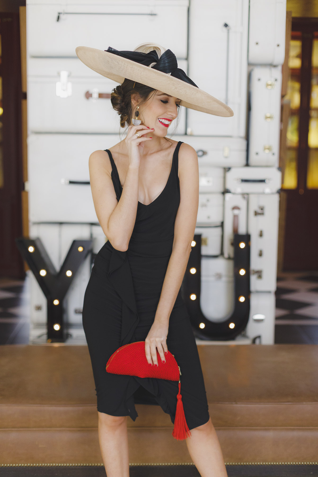 Look invitada boda 2018 vestido negro complementos rojo pamela 