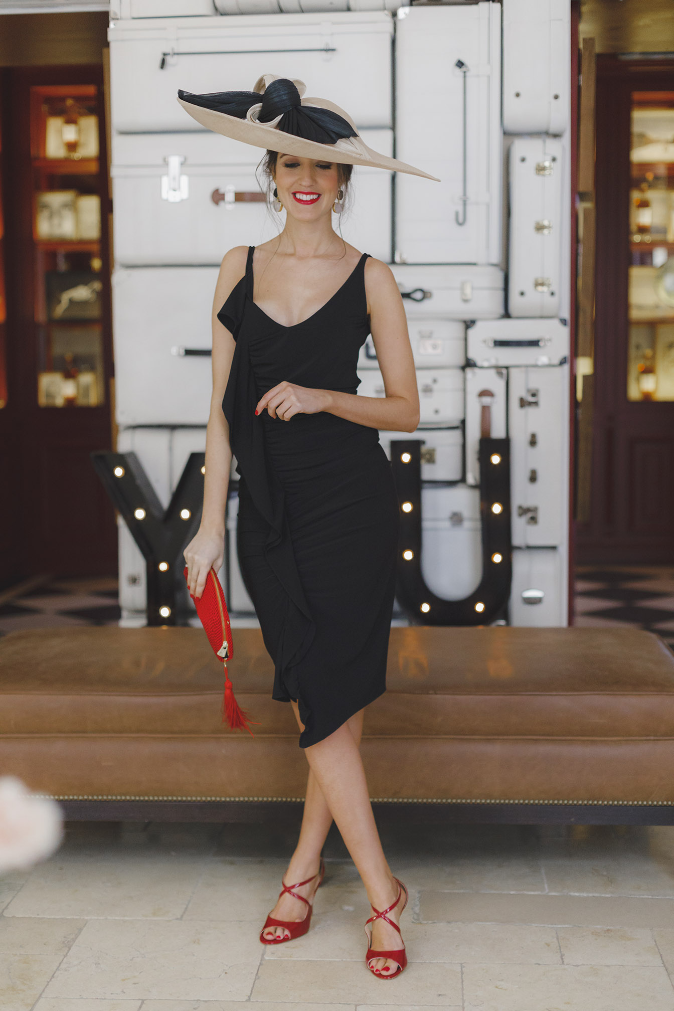 Look invitada boda 2018 vestido negro complementos rojo pamela 
