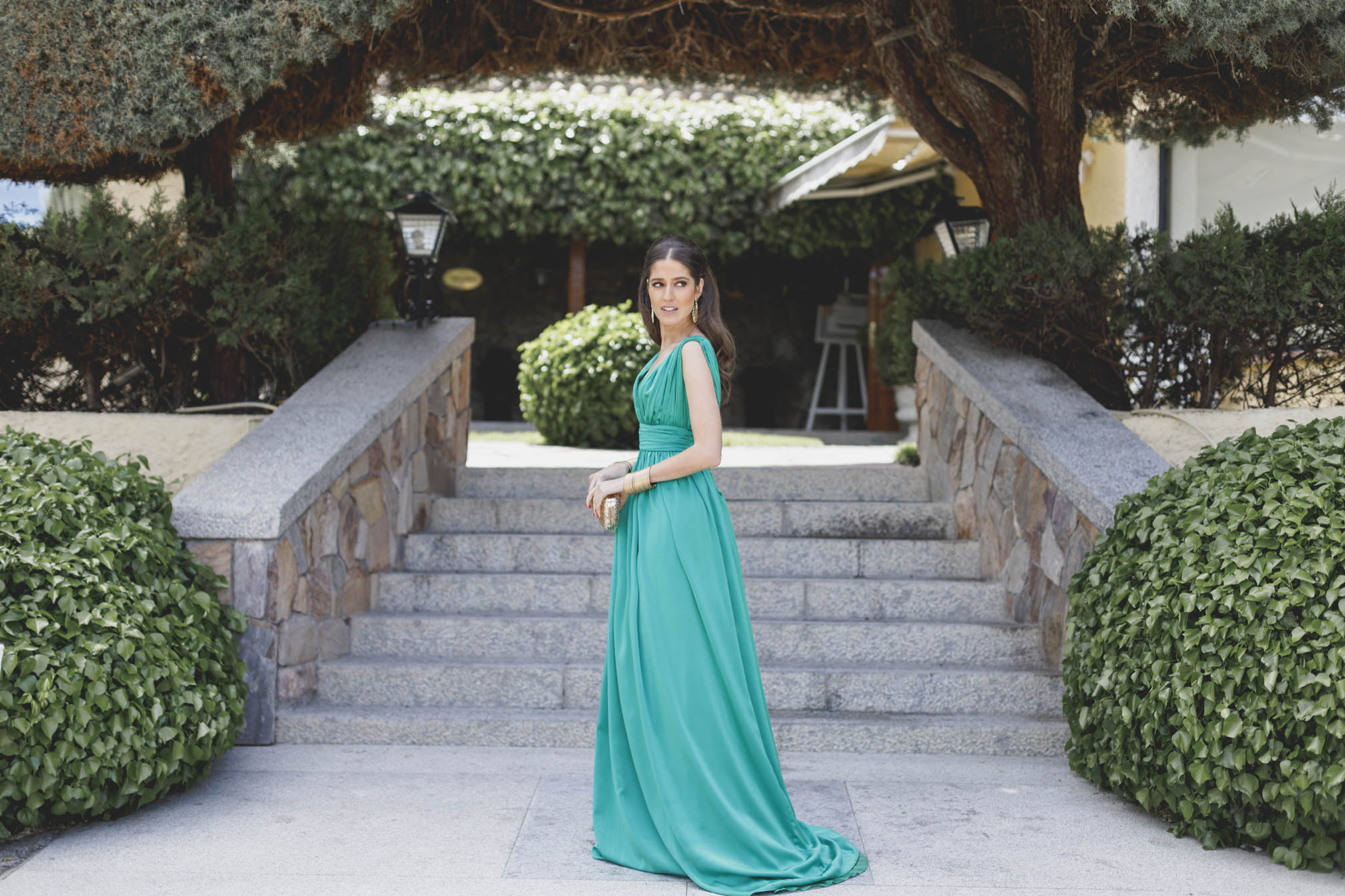 Look invitada boda noche vestido largo verde peinado pelo suelto ondas invitada perfecta 2018