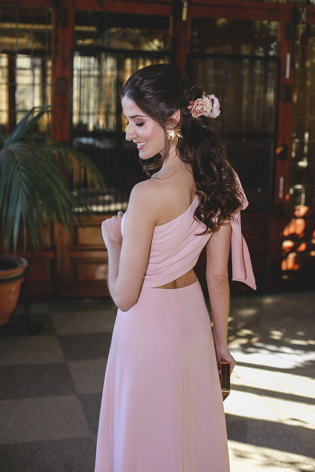 look invitada boda noche vestido rosa invitada perfecta tocado