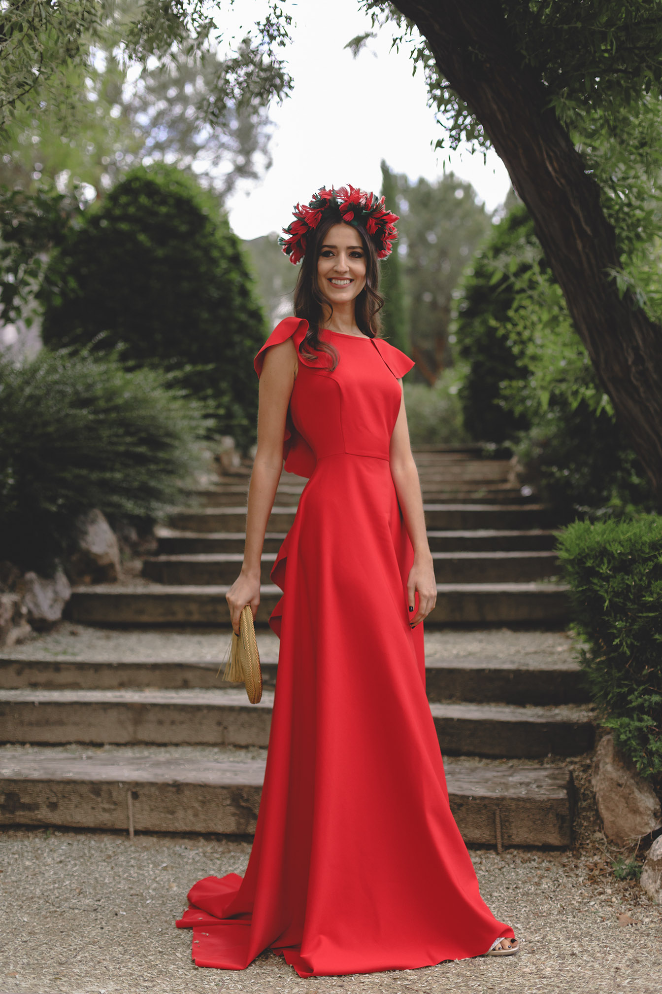 Look invitada boda noche 2018 vestido rojo espalda volantes tocado