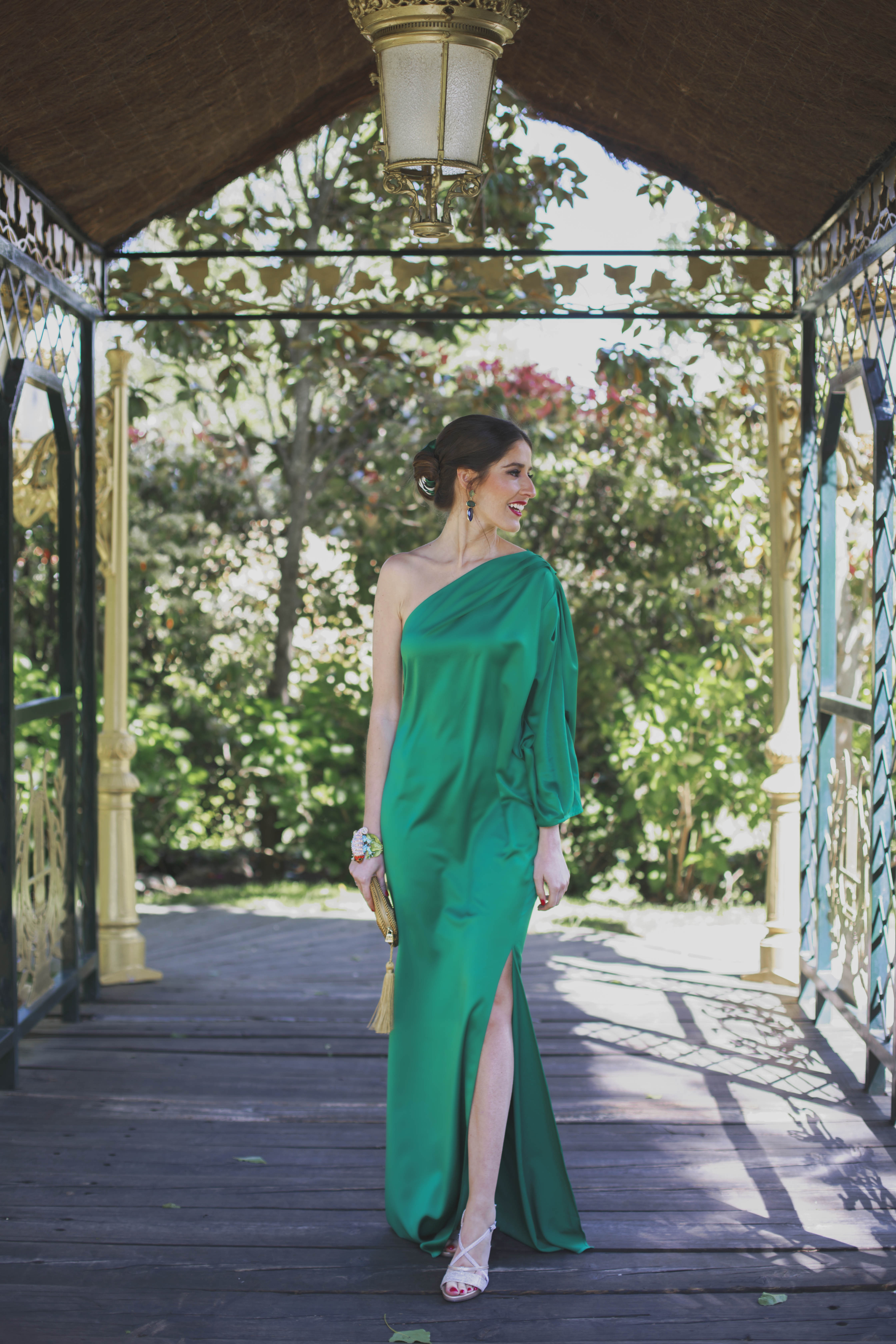 Look invitada perfecta boda noche vestido largo saten verde asimetrico