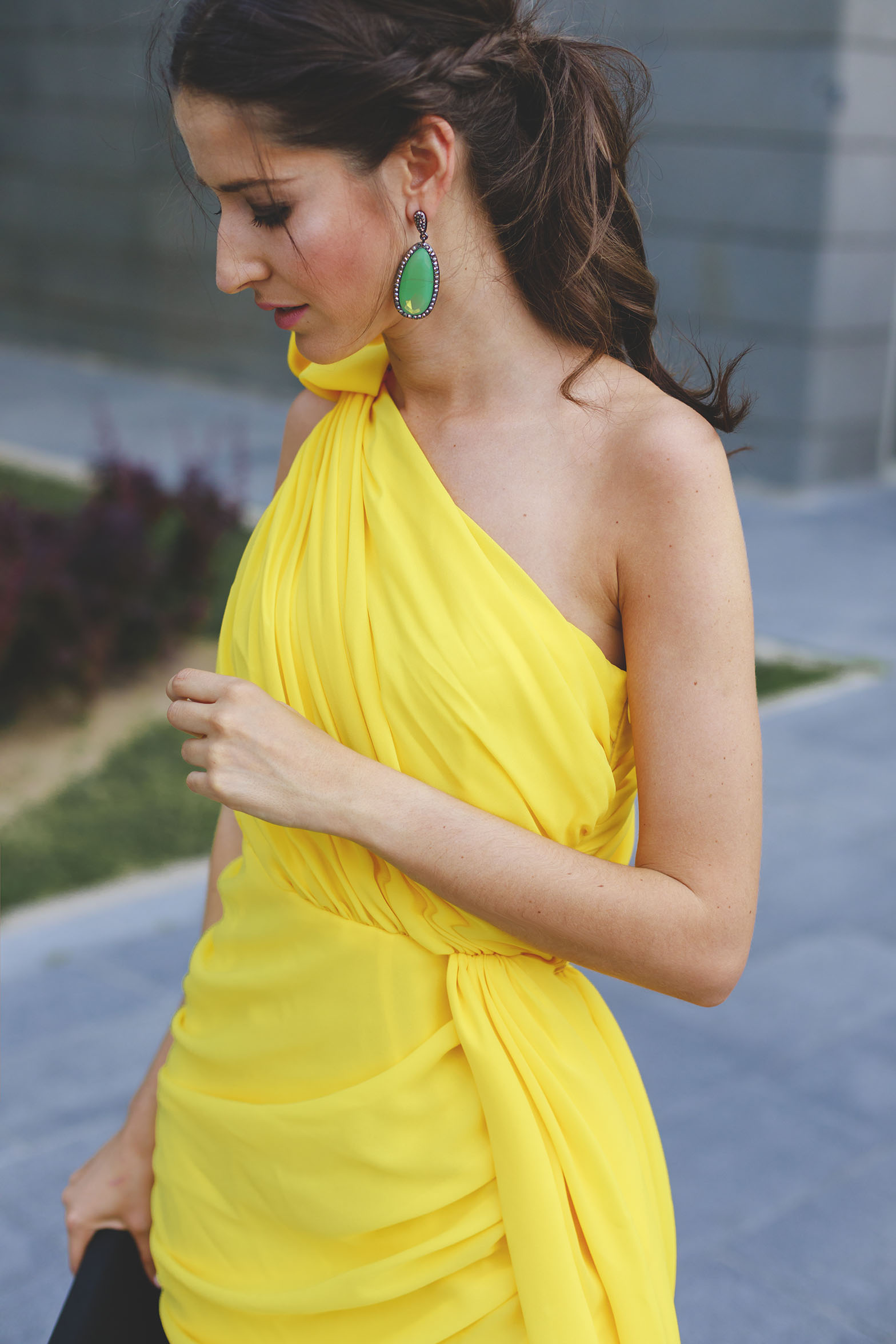 invitada: vestido amarillo asimétrico Invitada