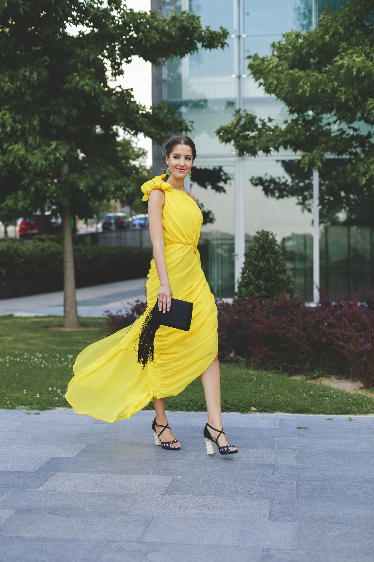 Look invitada: vestido amarillo asimétrico