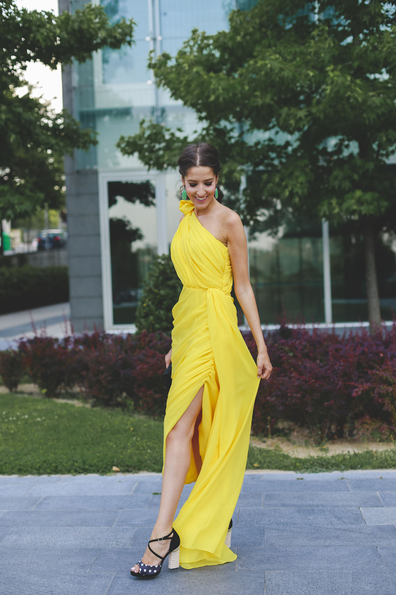 Look invitada boda 2018 vestido amarillo sandalias lunares coleta trenza 