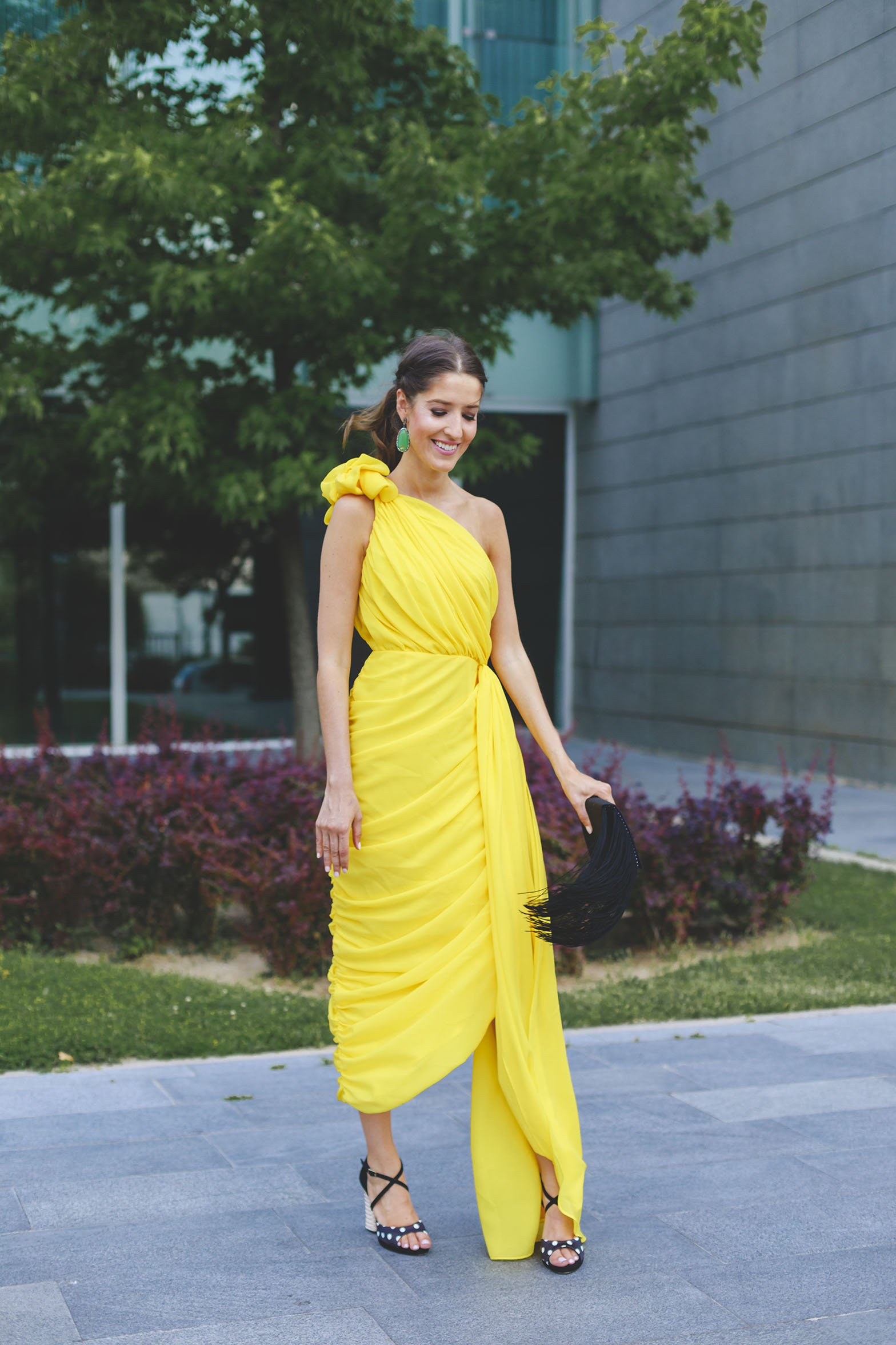 Look invitada boda 2018 vestido amarillo sandalias lunares coleta trenza 