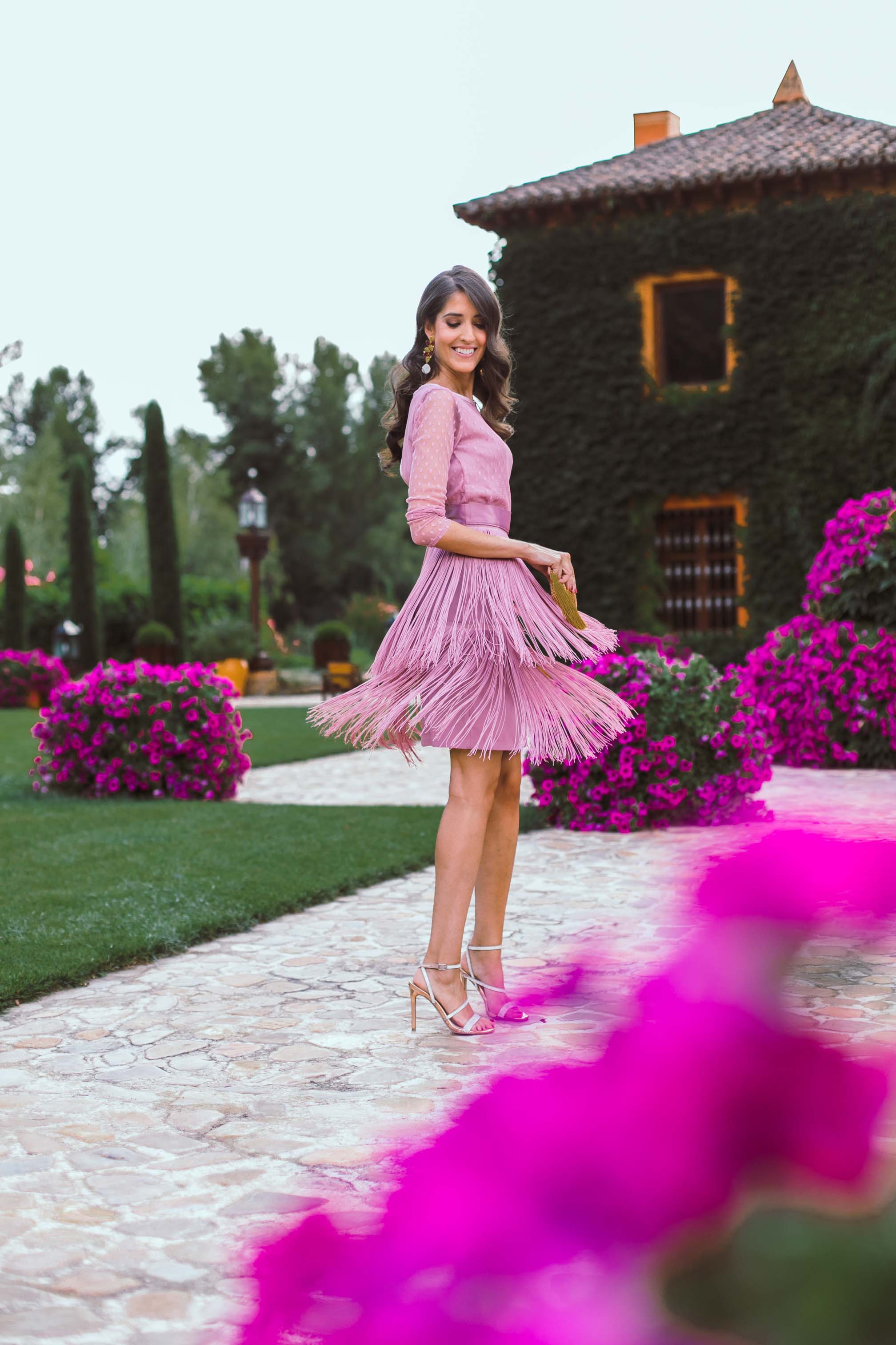 Look invitada boda falda flecos invitada perfecta plumeti rosa