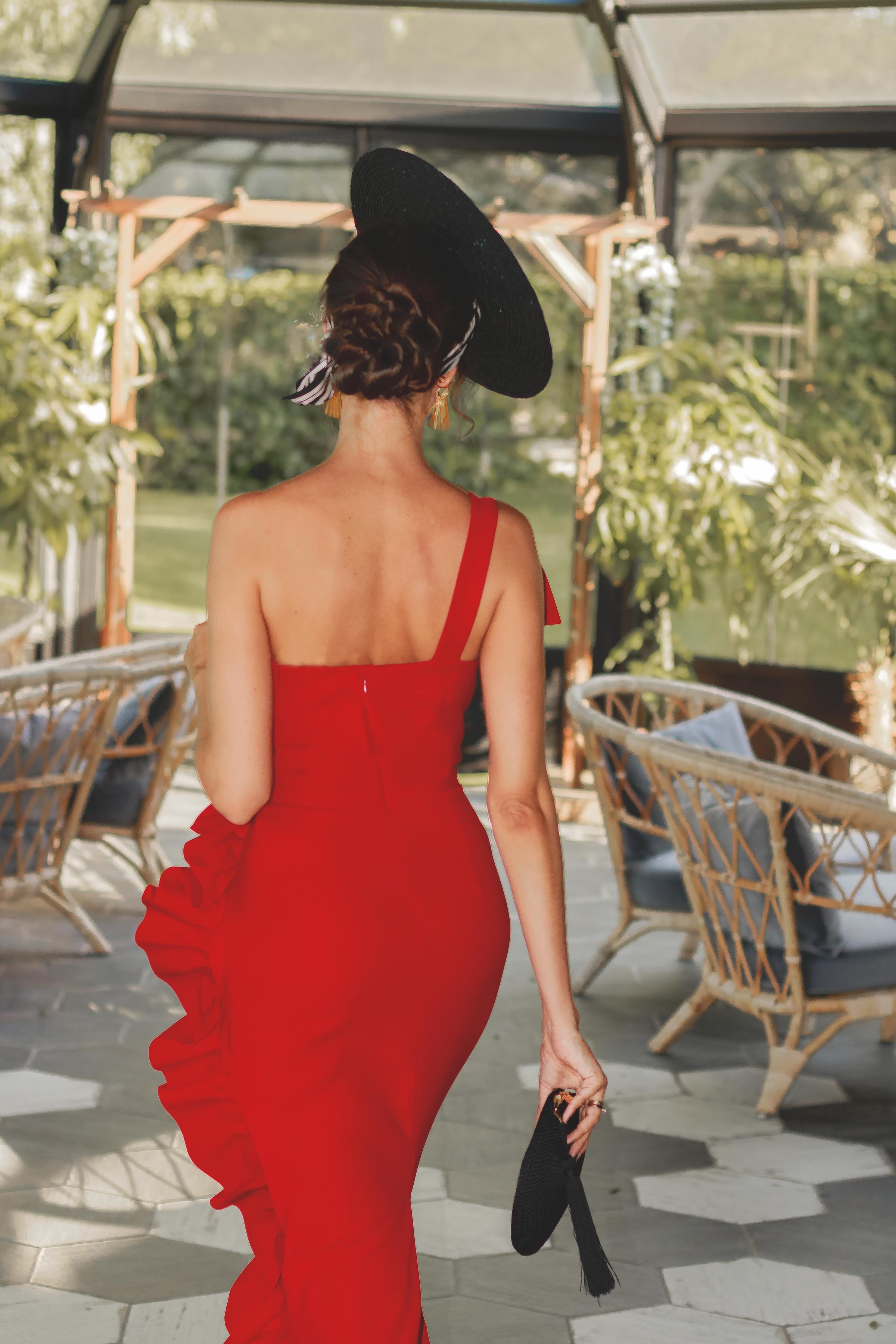 Look invitada boda vestido midi rojo volantes tocado negro pañuelo
