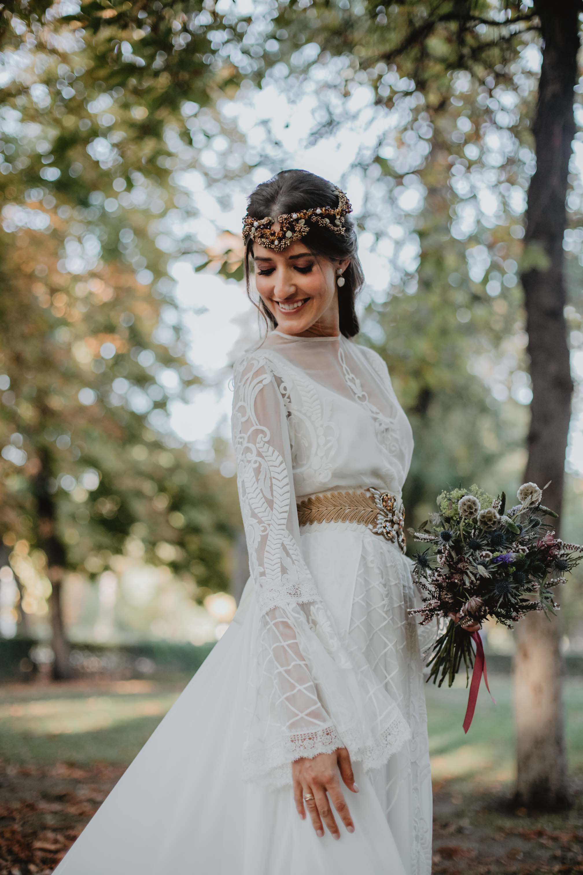 Novia 2019 vestido medieval boho puntilla cola quita y pon espalda Matilde Cano
