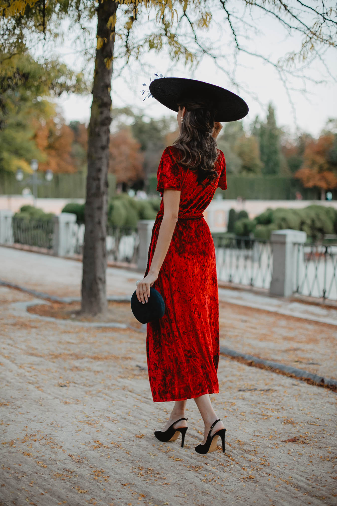 Look invitada otoño invierno vestido terciopelo rojo pamela invierno