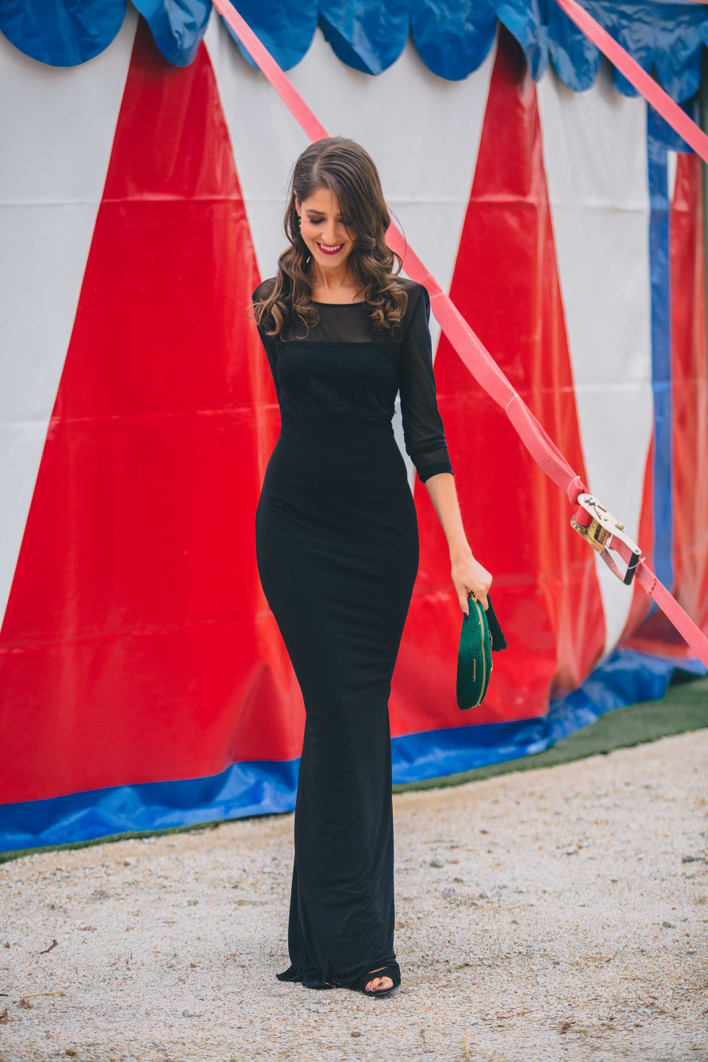 Look invitada boda noche vestido negro largo complementos verdes blogger