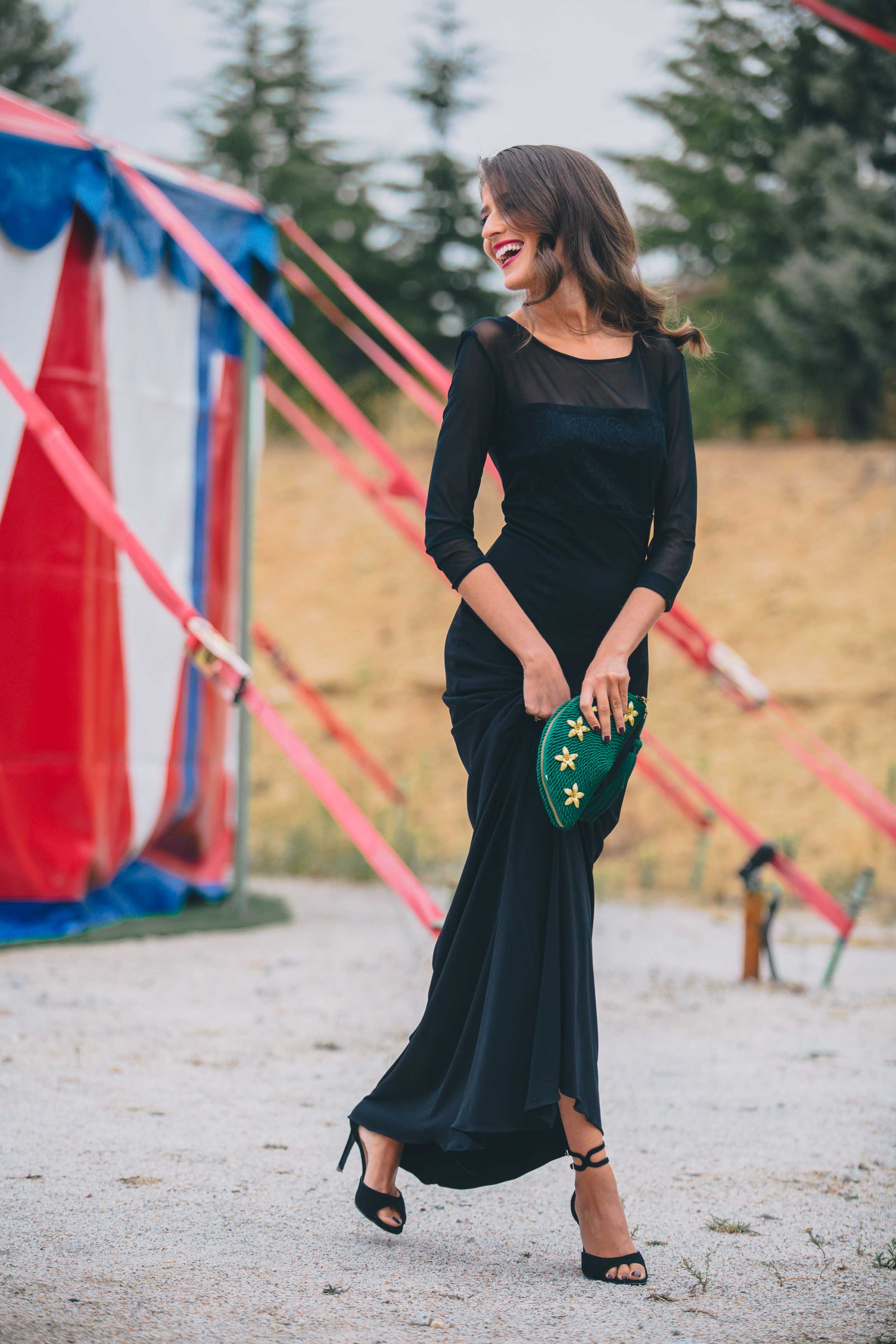 Look invitada boda noche vestido negro largo complementos verdes blogger
