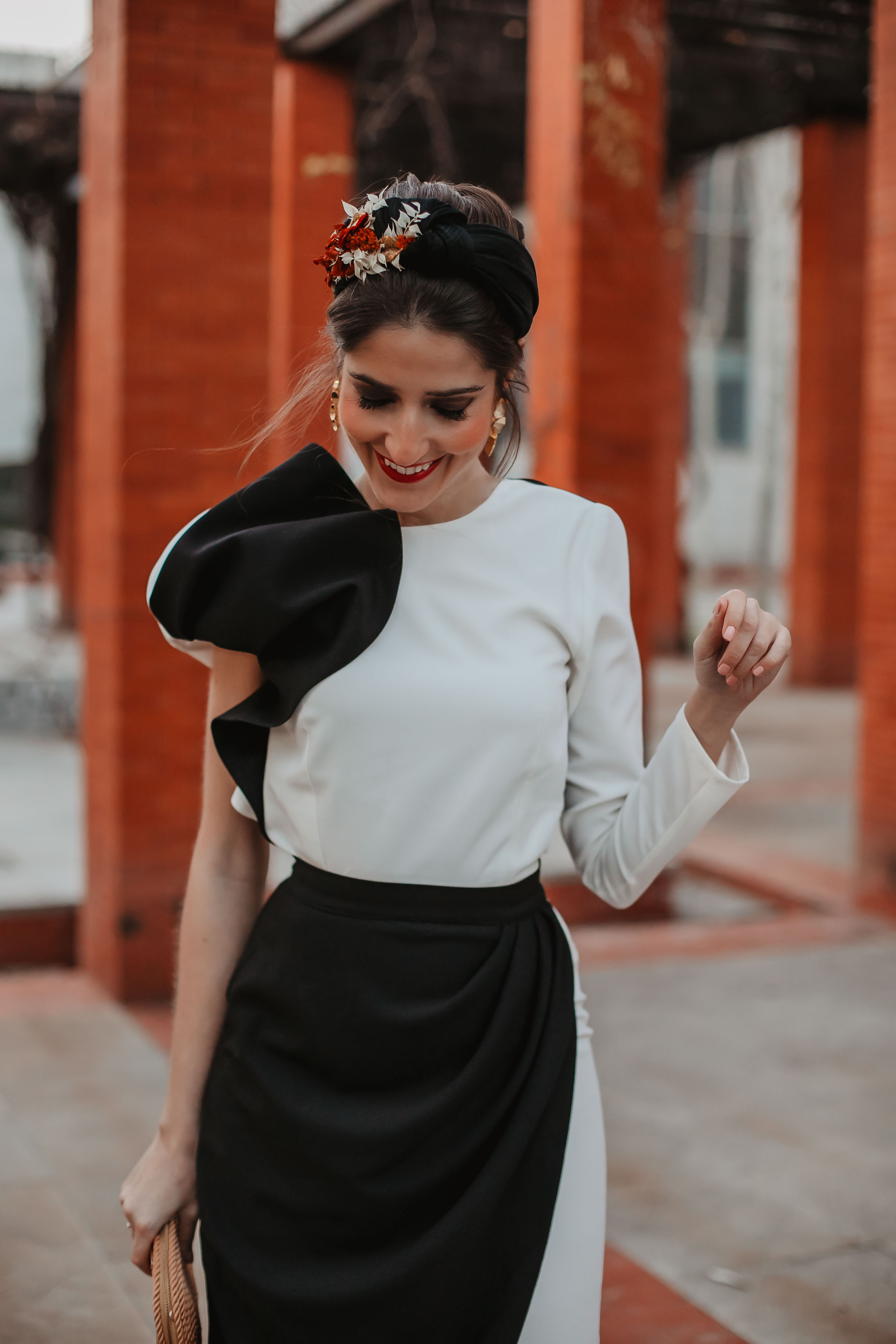 Look invitada boda mañana top falda fiesta blanco negro turbante tocado 2019
