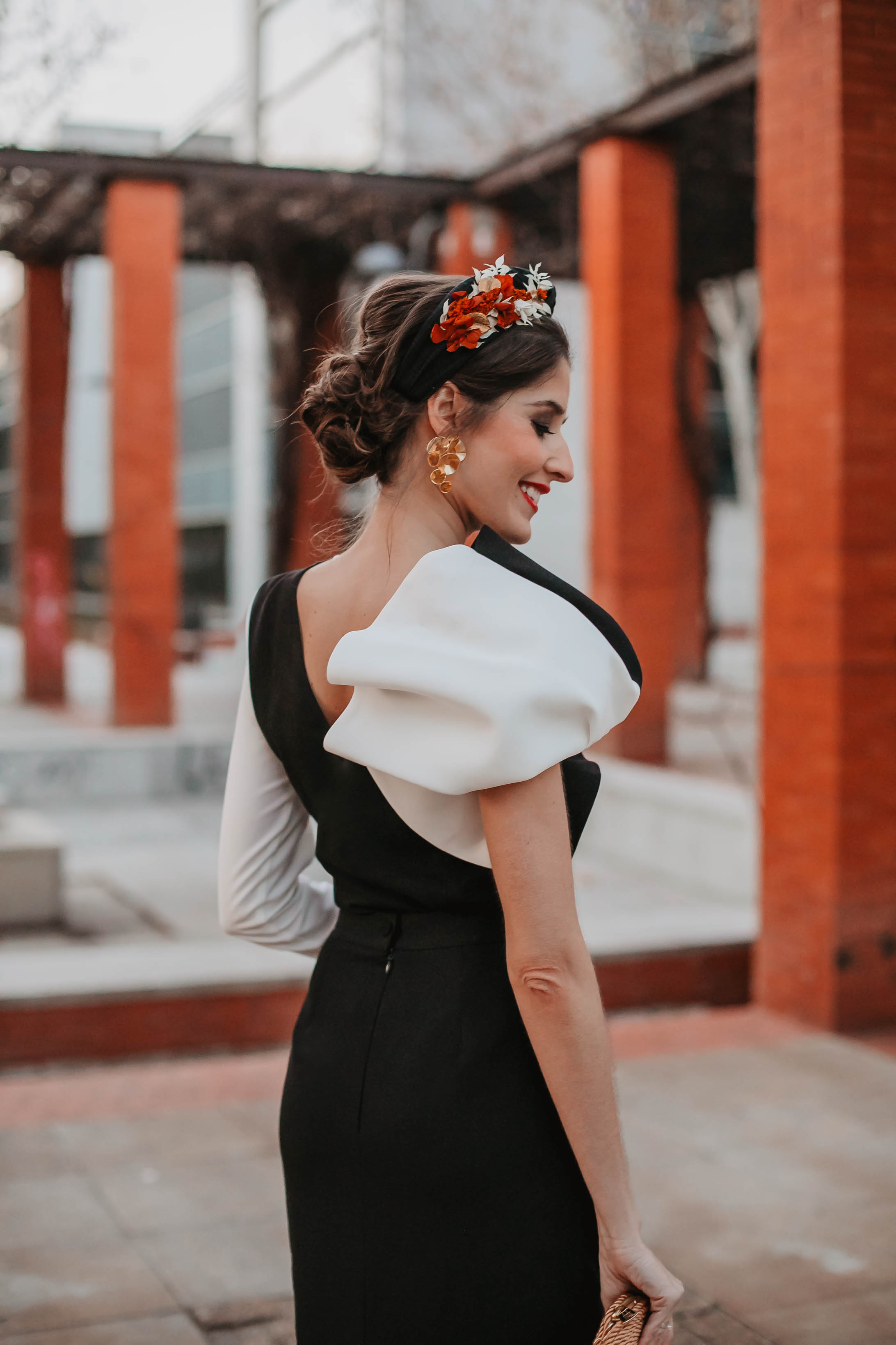 Look invitada boda mañana top falda fiesta blanco negro turbante tocado 2019