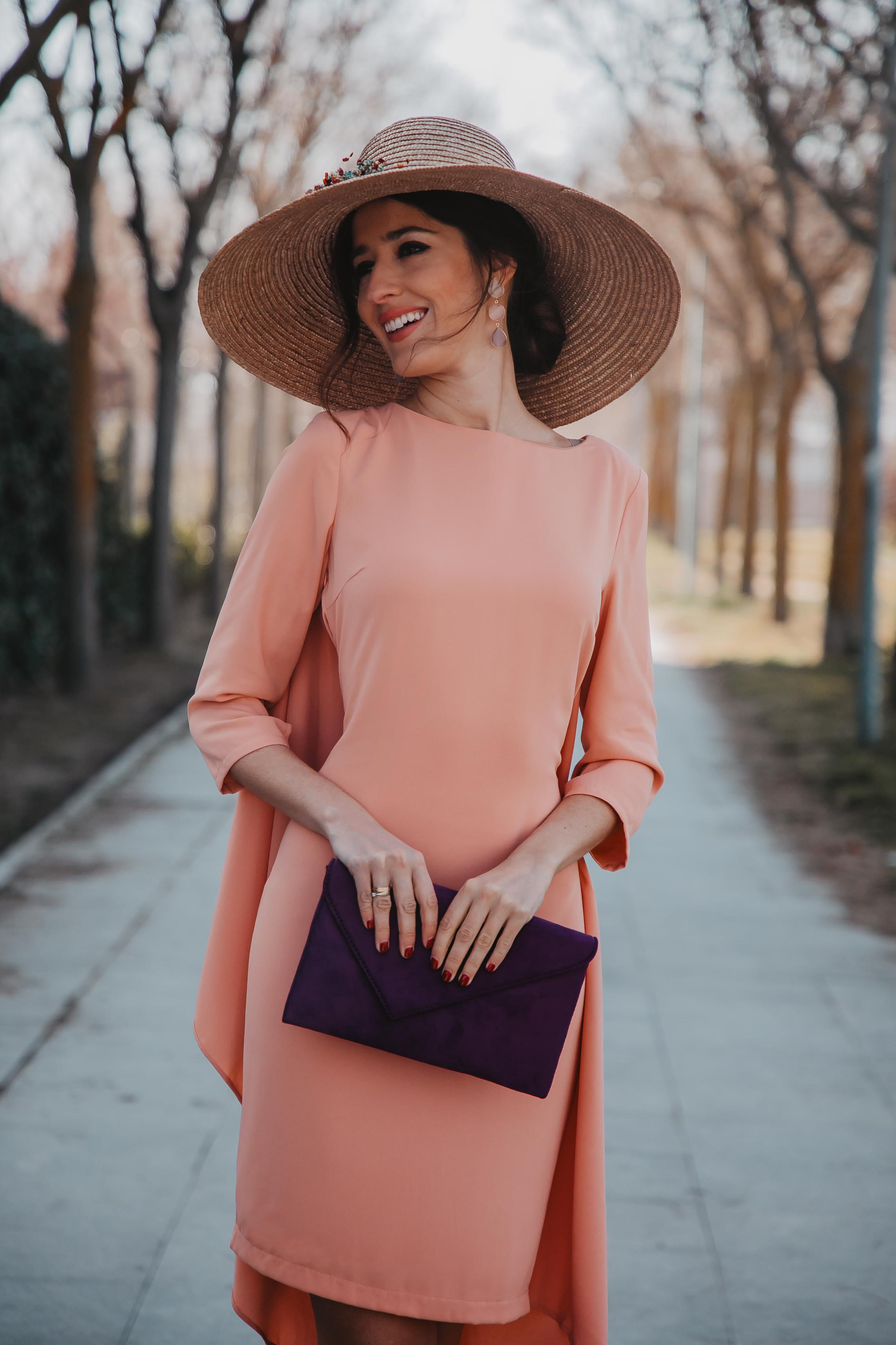 Look invitada boda 2019 pamela pendientes rosa espalda