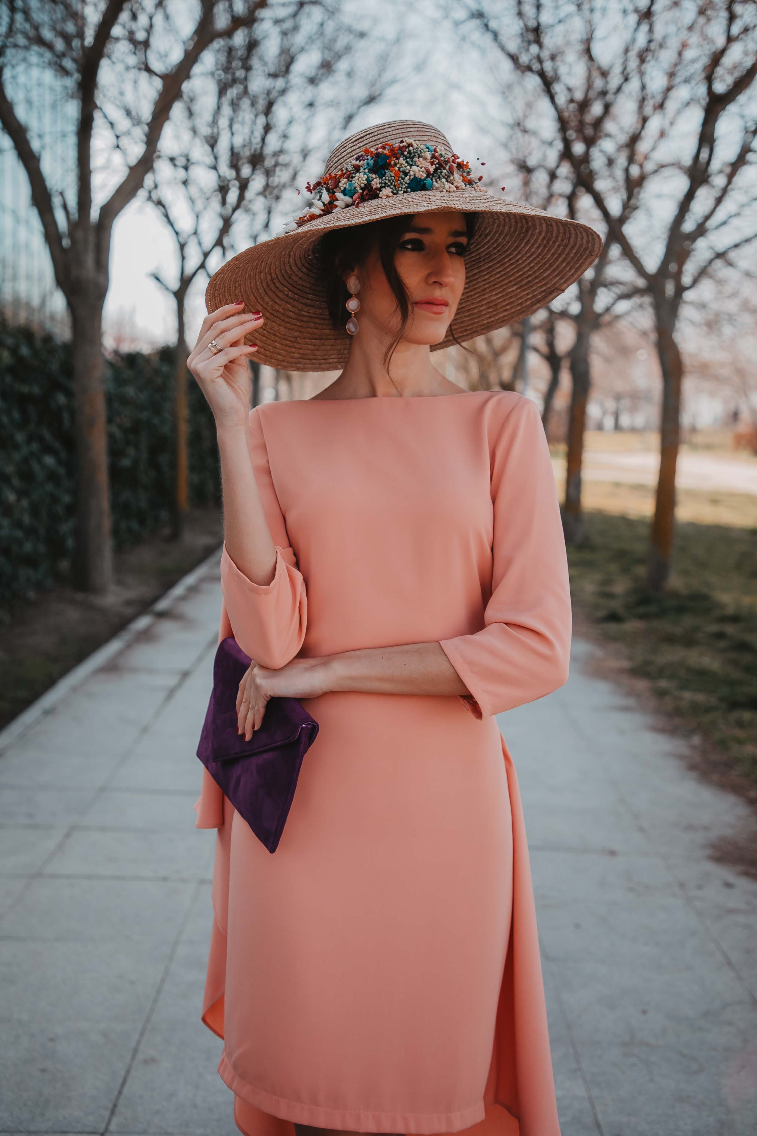 Look invitada boda 2019 pamela pendientes rosa espalda