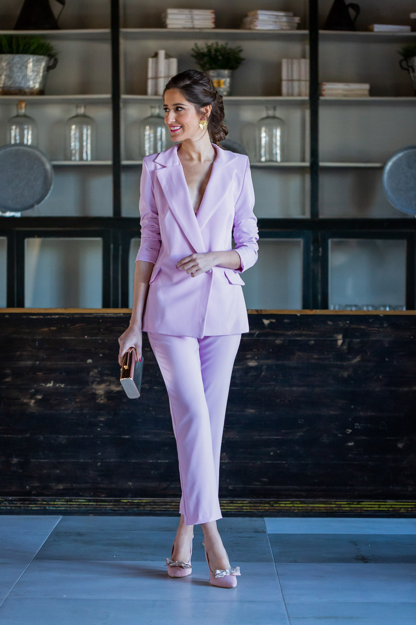 Look invitada boda 2019 traje chaqueta rosa tocado