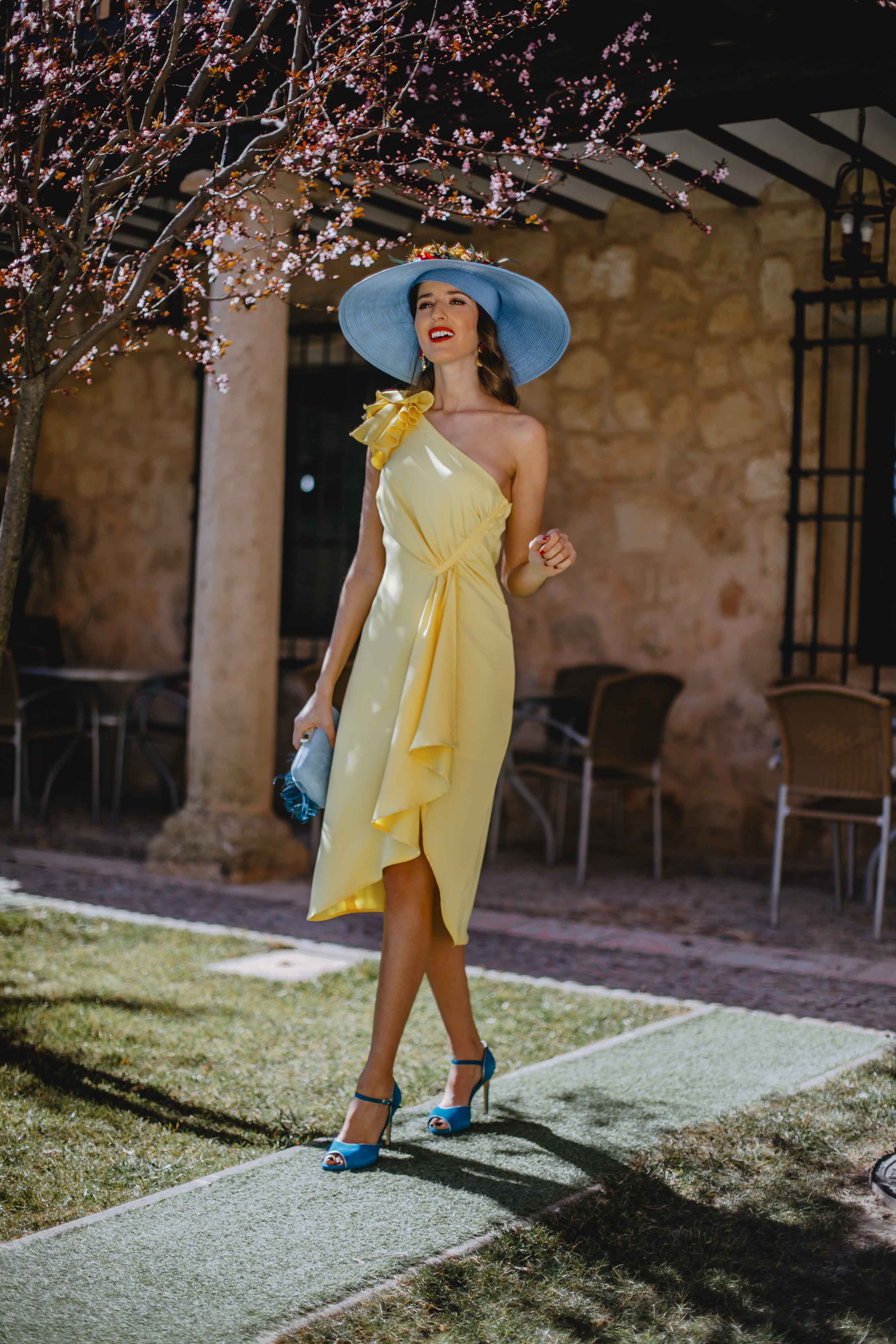 Look invitada boda 2019 vestido amarillo pamela azul