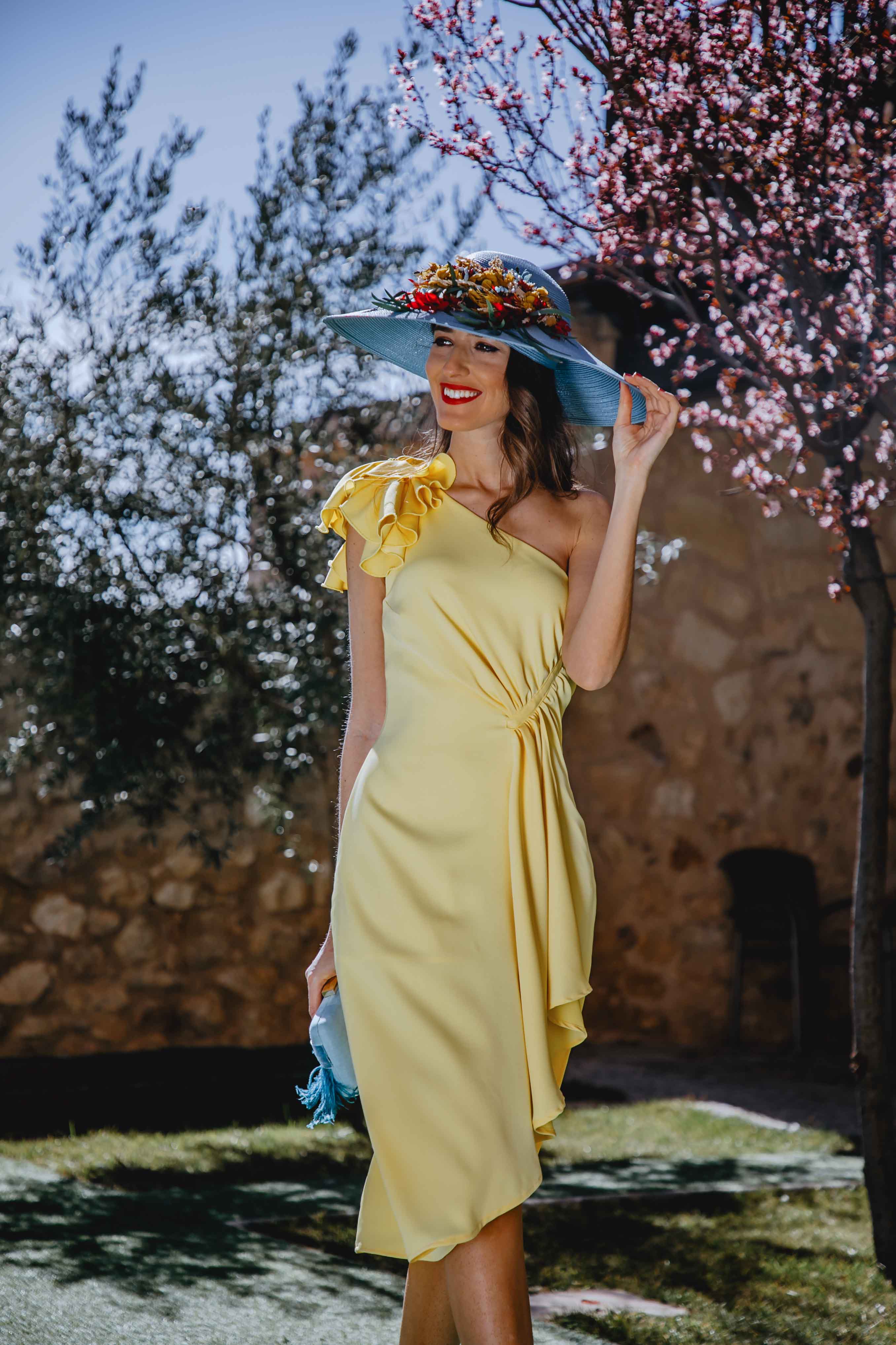 Look invitada boda 2019 vestido amarillo pamela azul