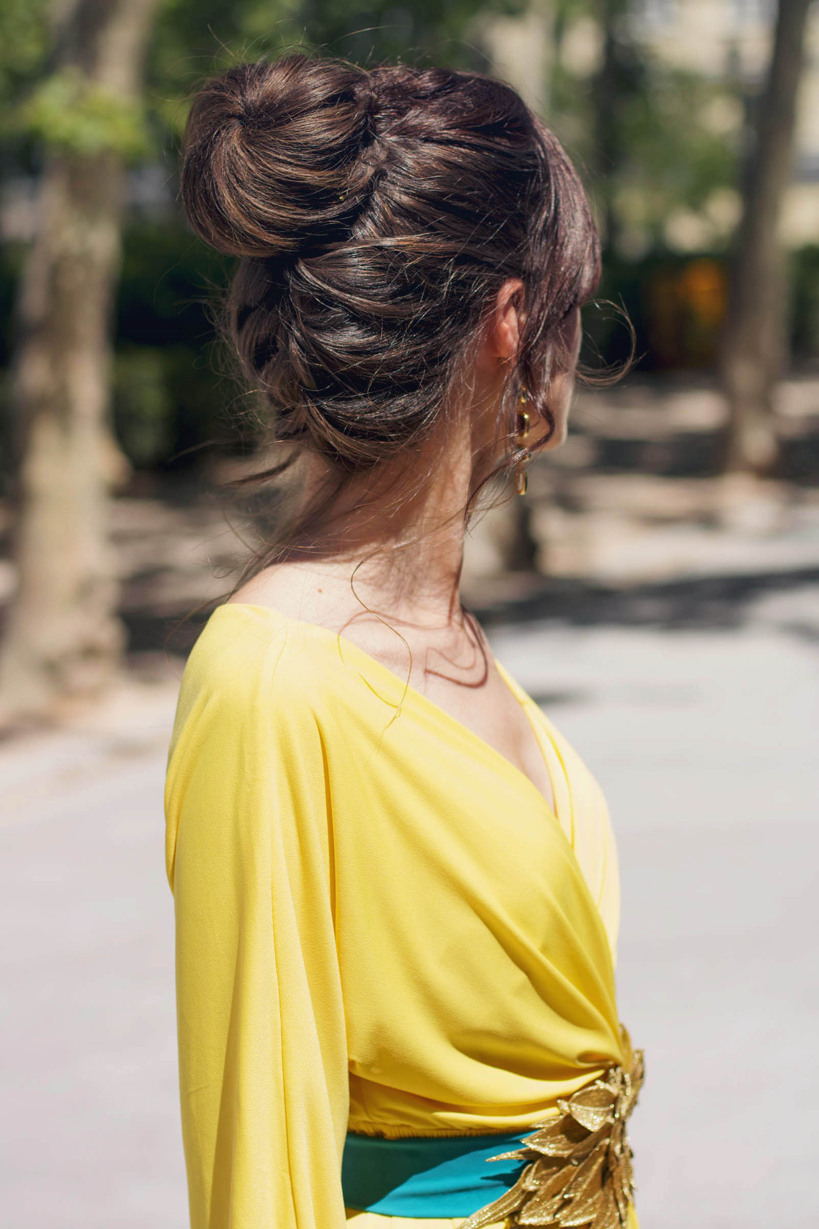 Look invitada noche: el vestido kimono amarillo | Invitada Perfecta