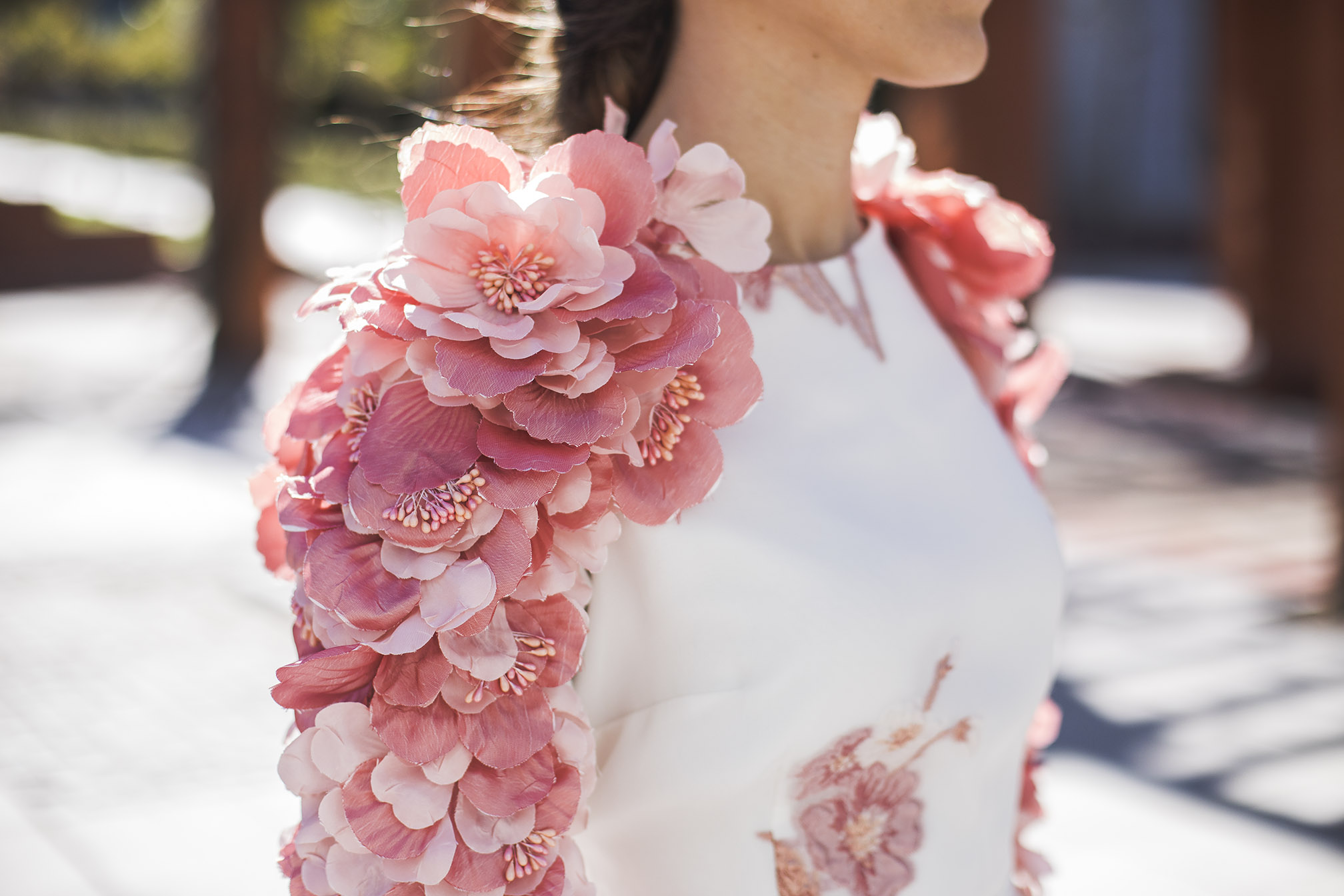 Look invitada: vestido con mangas de flores | Invitada Perfecta
