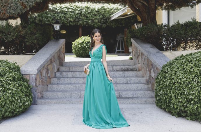 Look invitada boda noche vestido largo verde peinado pelo suelto ondas invitada perfecta 2018