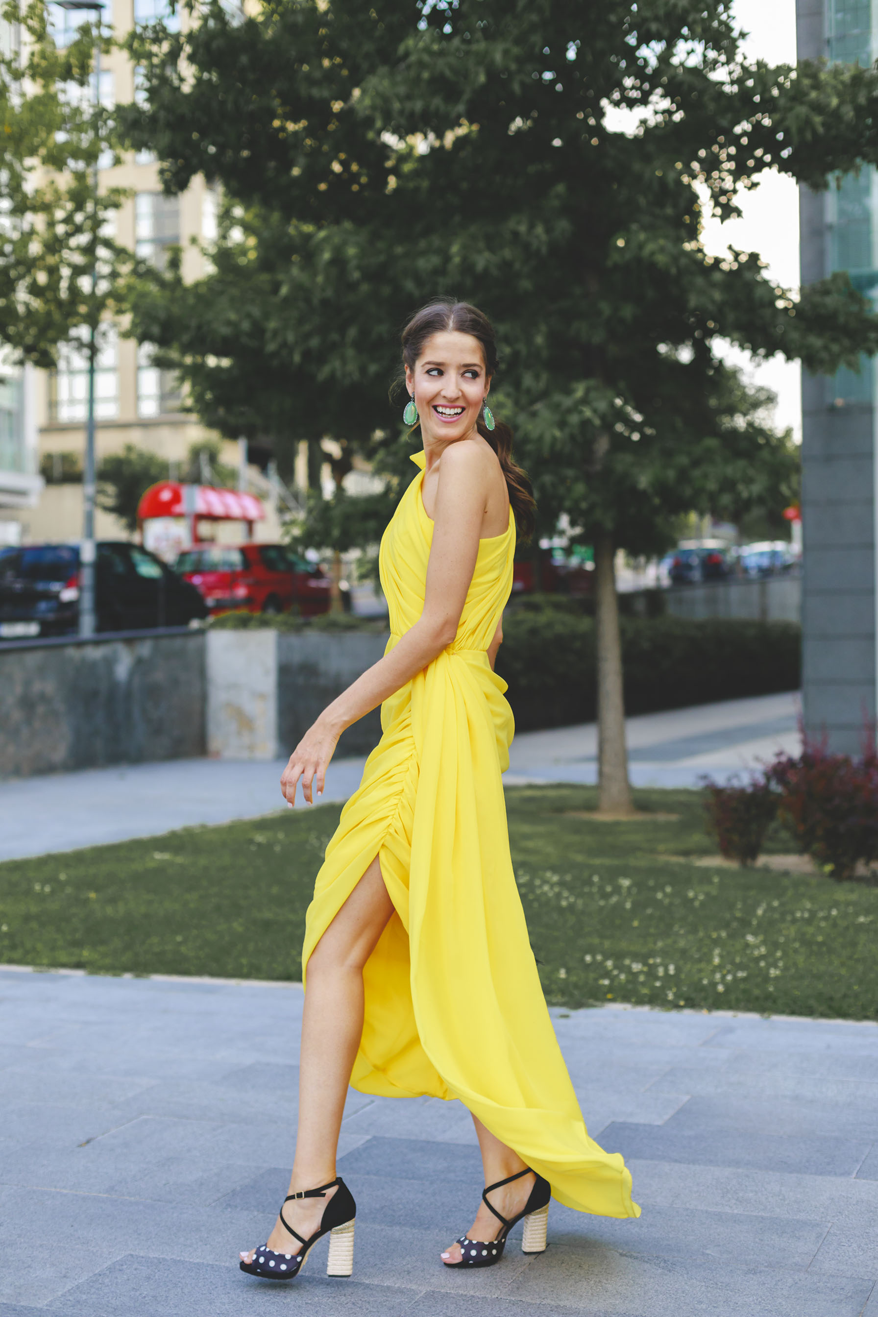 Look invitada: vestido amarillo asimétrico | Invitada Perfecta