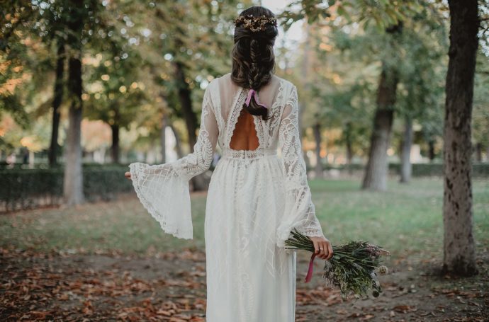 Novia 2019 vestido medieval boho puntilla cola quita y pon espalda Matilde Cano