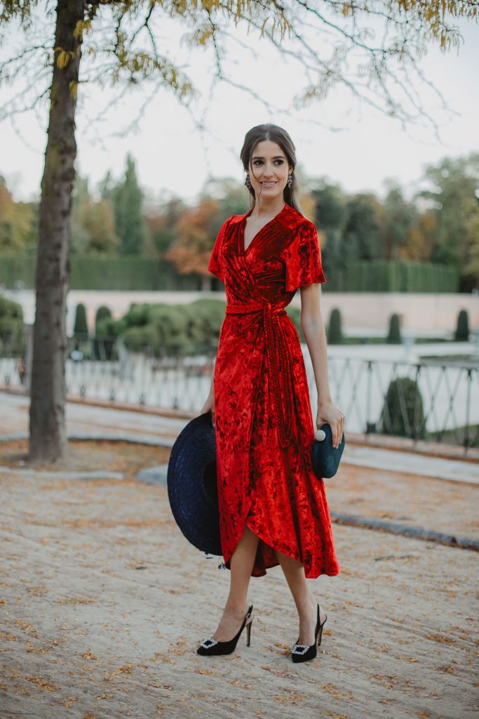 Look invitada de mañana terciopelo rojo Invitada Perfecta