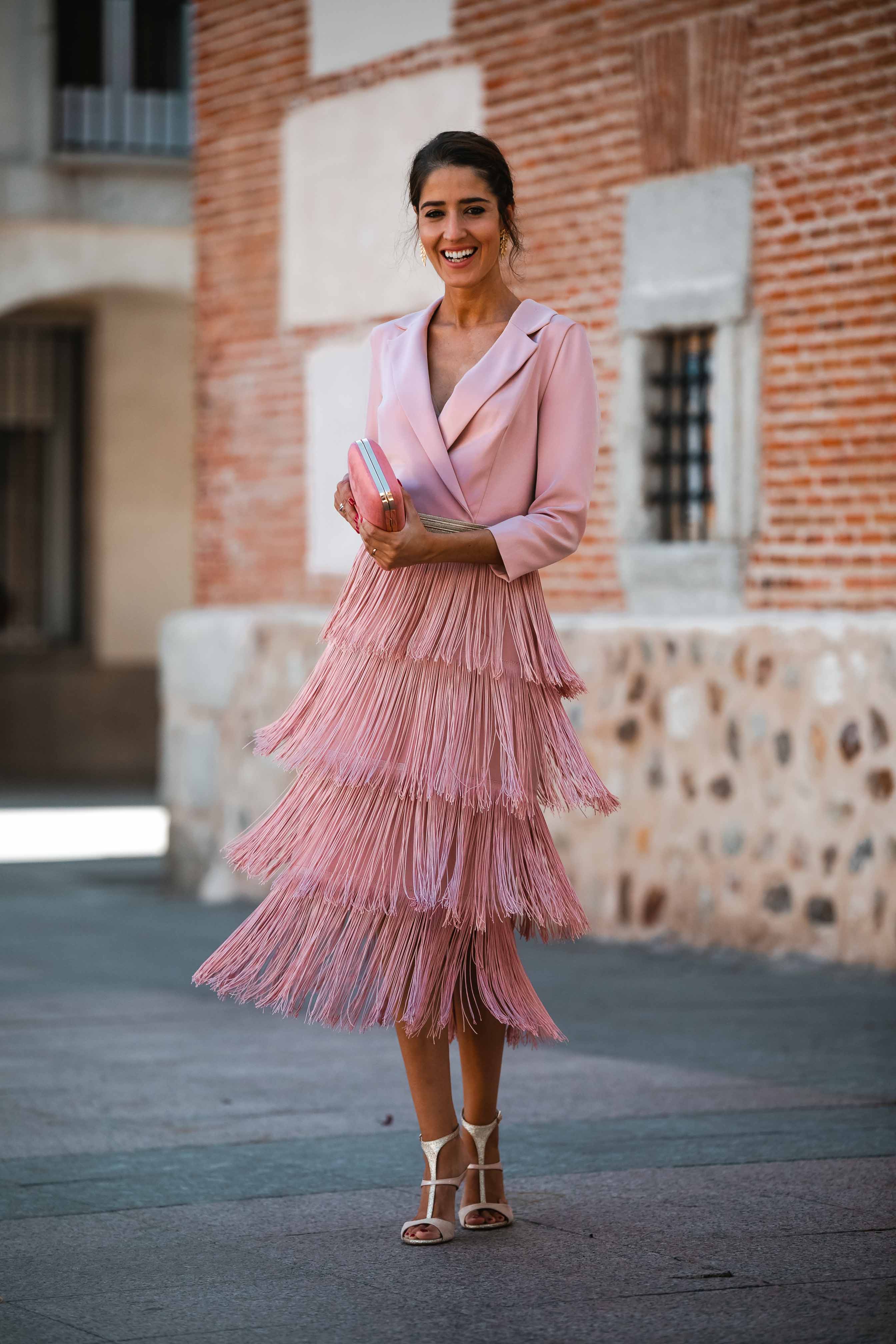 Extra sonido mostrador Look invitada: el vestido rosa de flecos | Invitada Perfecta