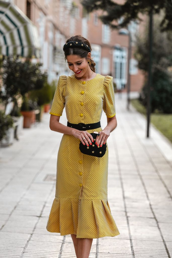 vestido amarillo lunares diadema invitada