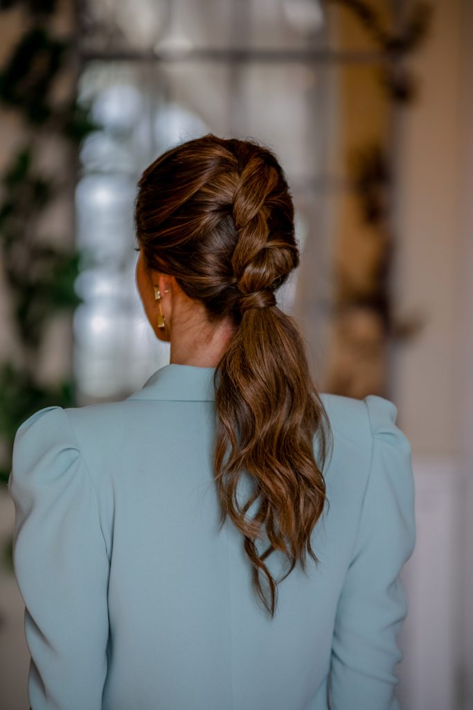 17 peinados para invitadas de boda con el pelo suelto
