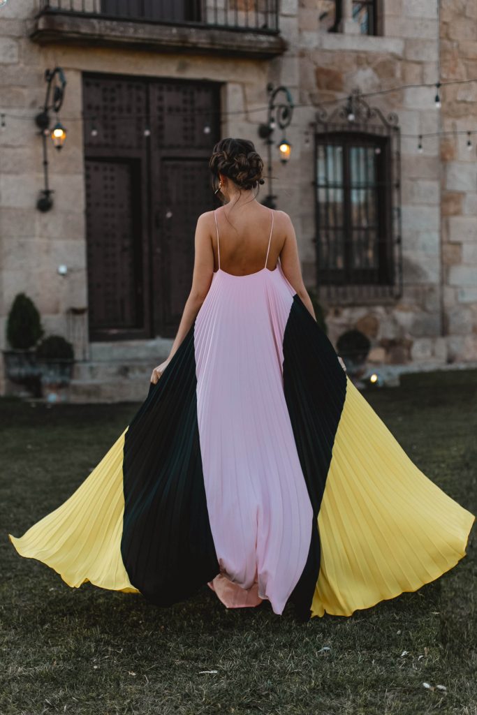 vestido largo tricolor plisado invitada