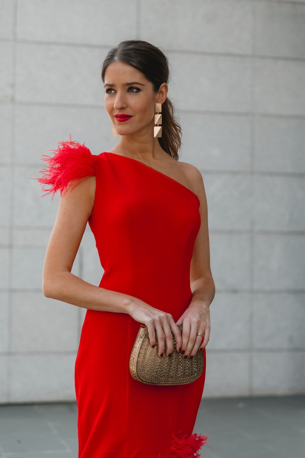 Look invitada de noche: el vestido rojo de plumas | Invitada Perfecta