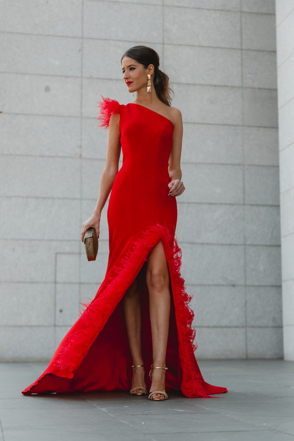 vestido rojo plumas invitada perfecta