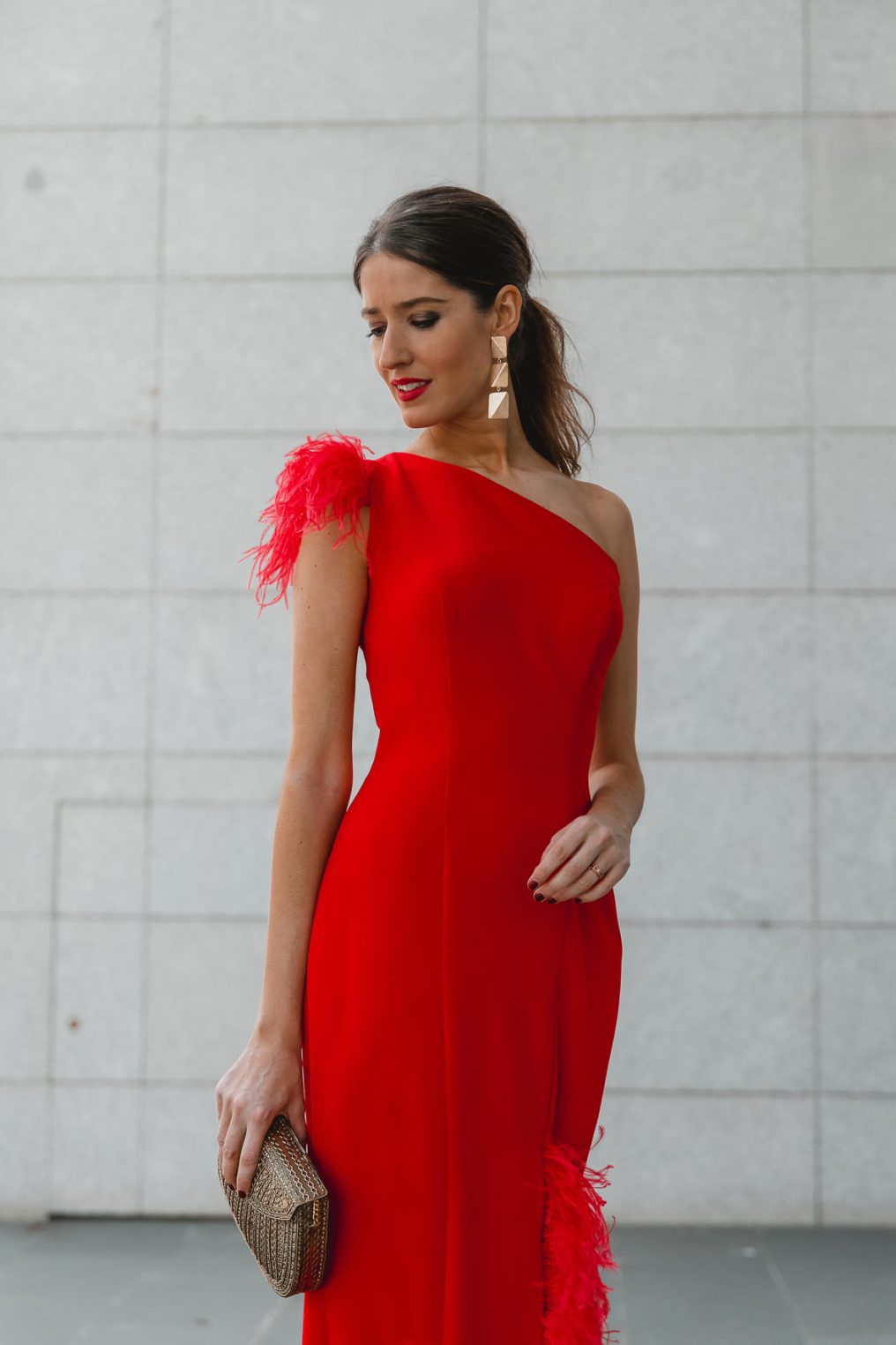 Look invitada de noche: el vestido rojo de plumas
