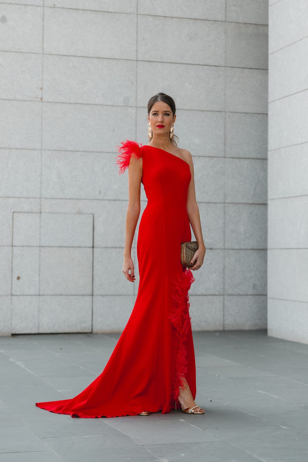vestido largo rojo plumas invitada
