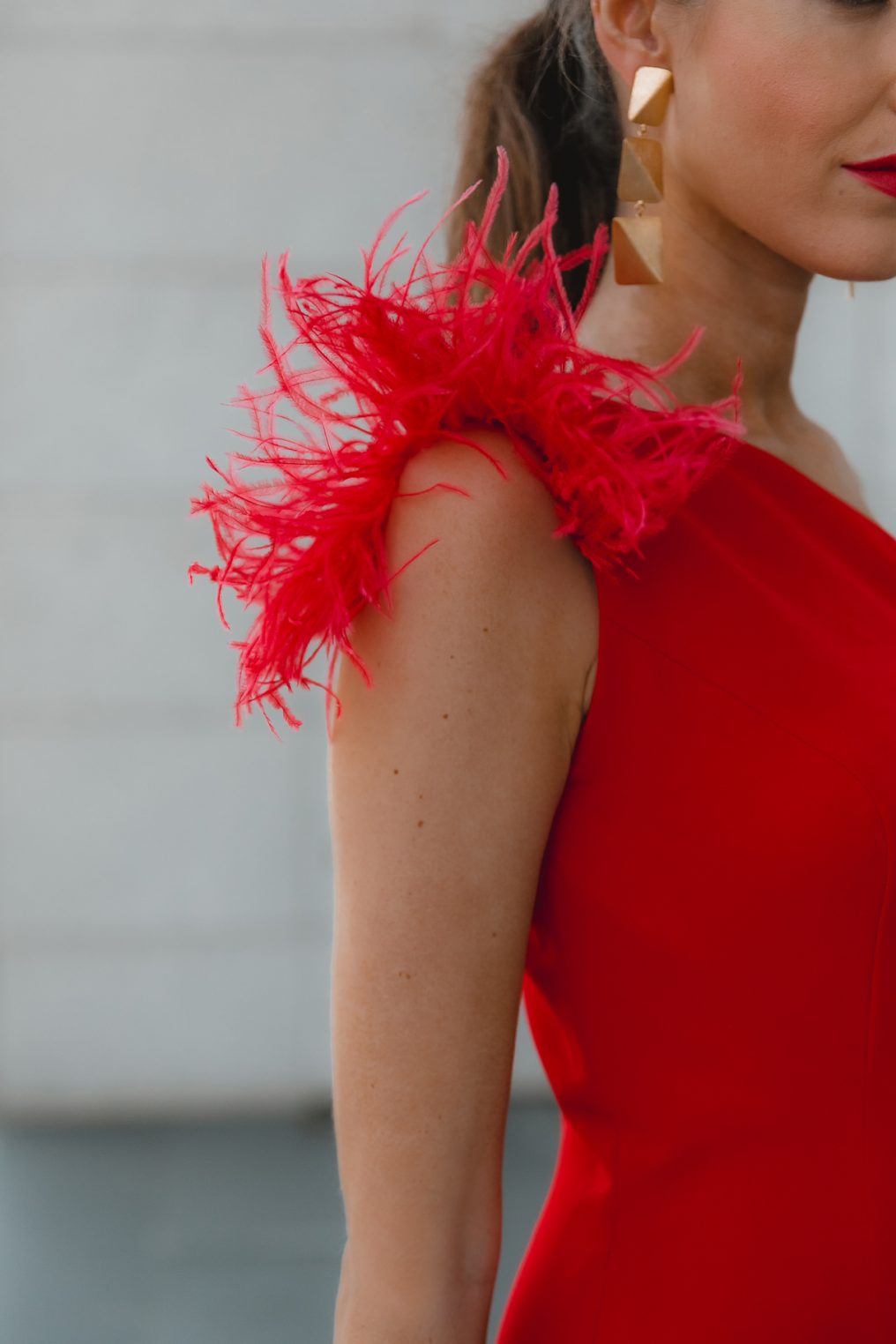 vestido rojo plumas invitada