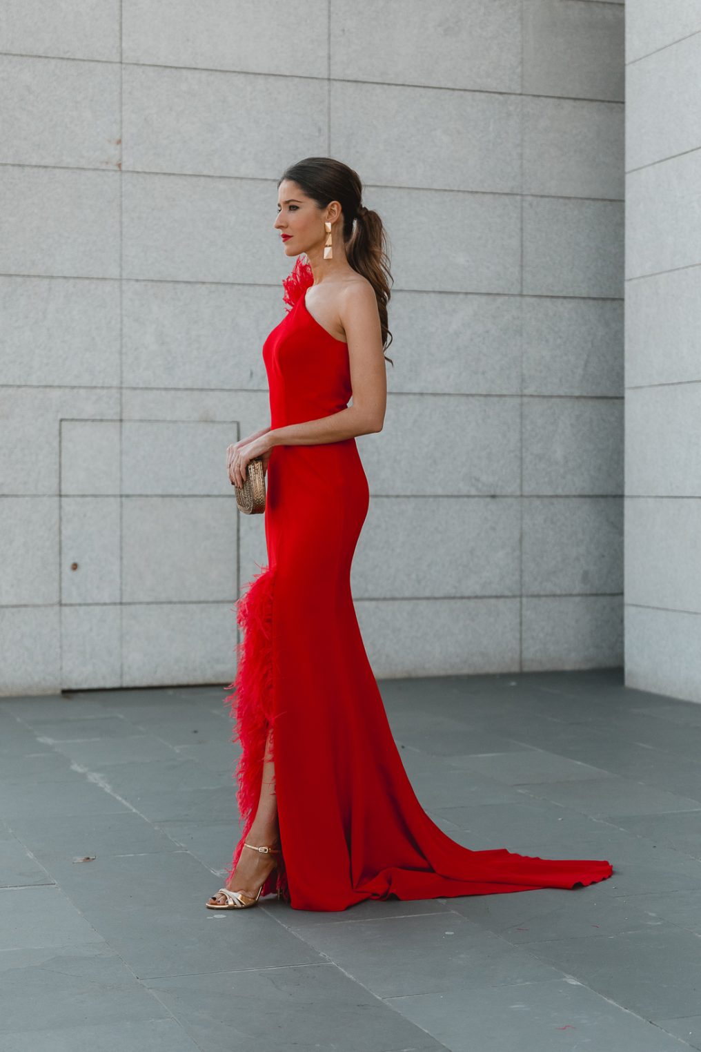 vestido largo rojo plumas invitada
