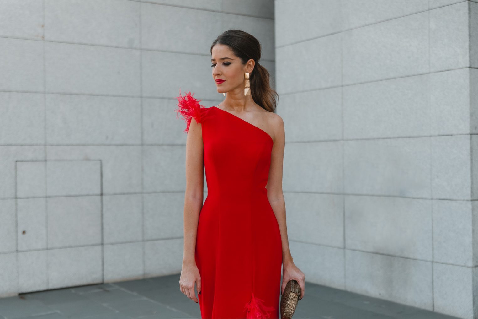 Look invitada de noche: el vestido rojo de plumas | Invitada Perfecta