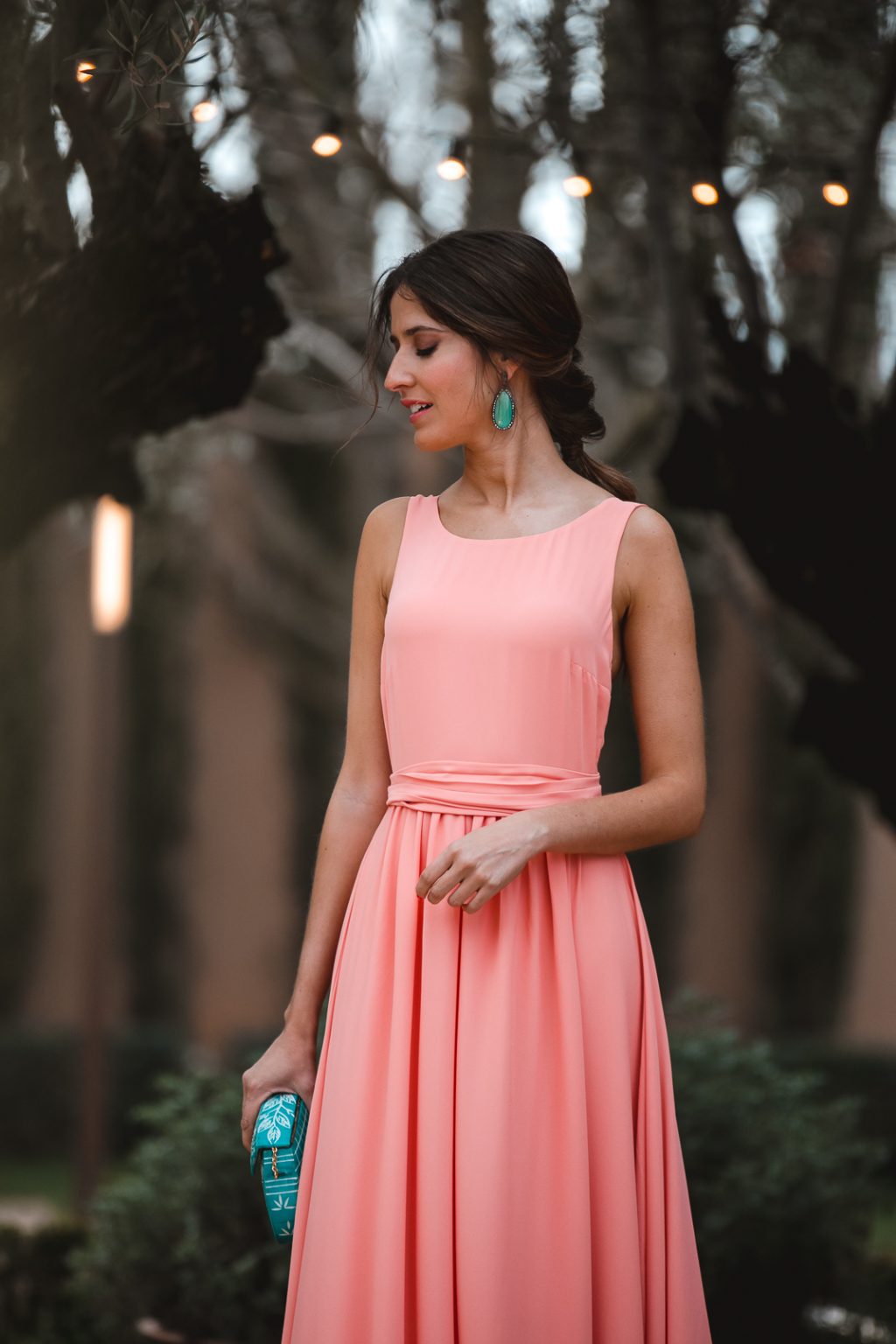 Look invitada de noche el vestido salmón con espalda Invitada Perfecta