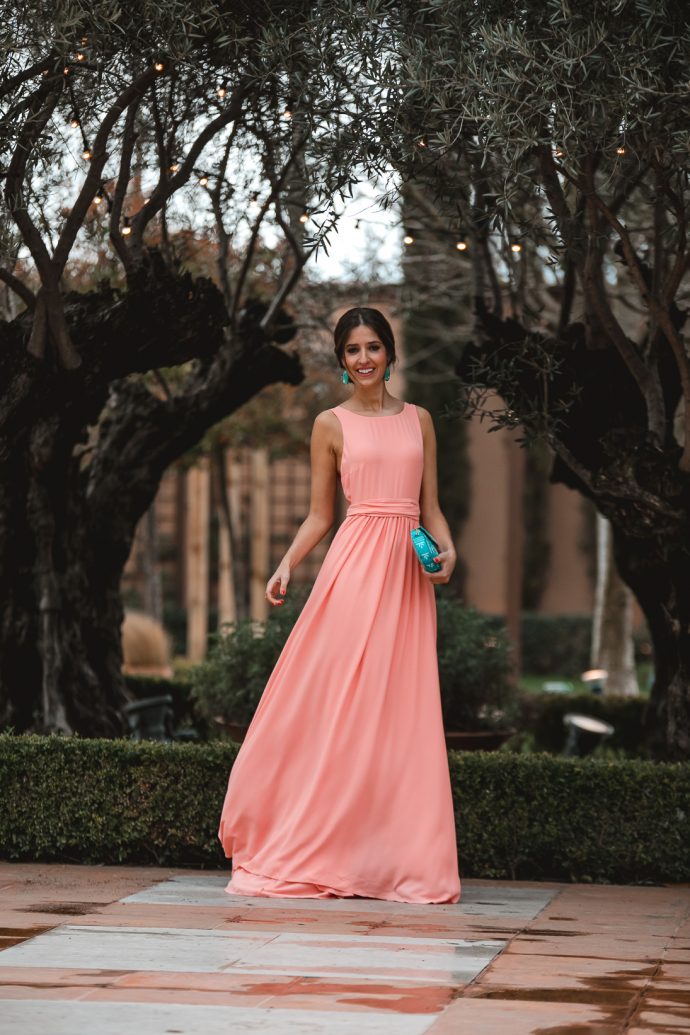 Look invitada de noche el vestido salmón con espalda Invitada Perfecta