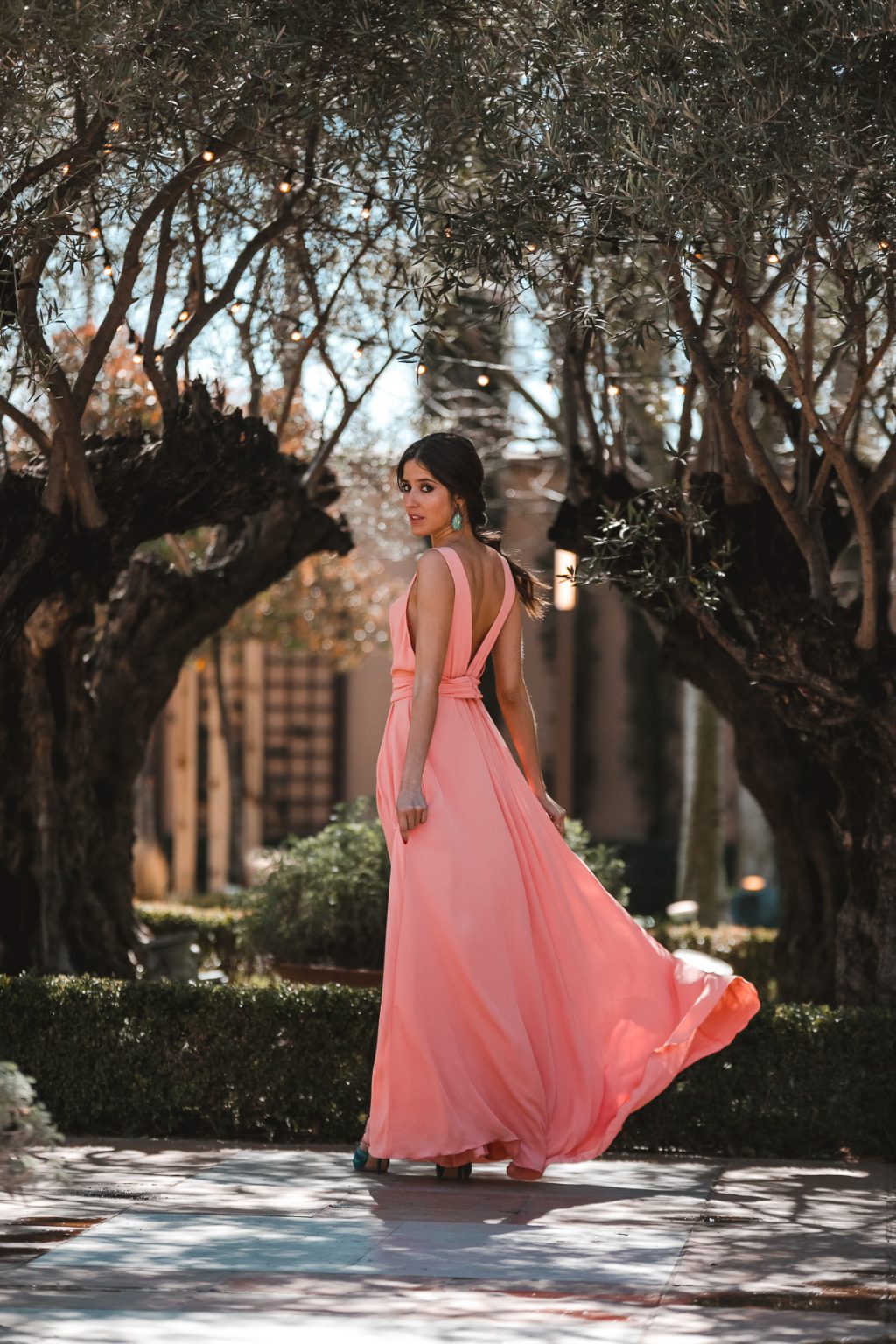 Look invitada de noche el vestido salmón con espalda Invitada Perfecta