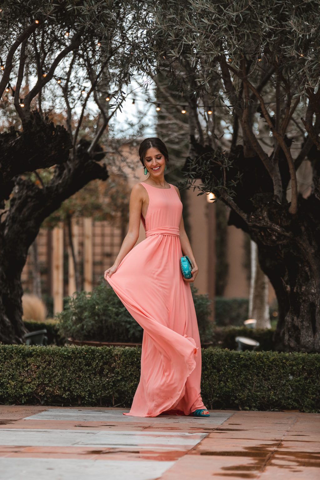 Look invitada de noche el vestido salmón con espalda Invitada Perfecta